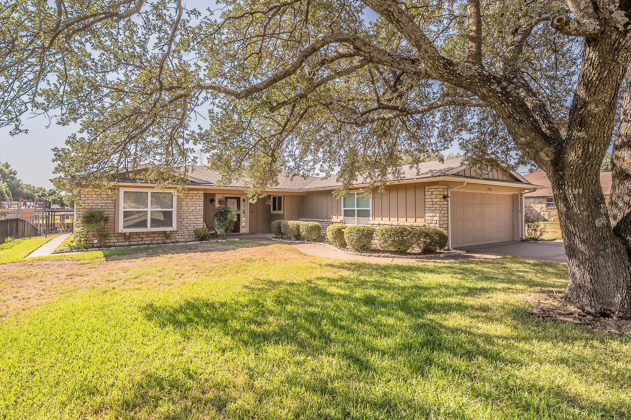 Single Family Residence For Sale in Hood County , 3713 Quail Run, Granbury, Texas 76049, 3 Bedroom, 2 Bathroom, 2 Garage spaces, 1,941 Sqft, built in 1987, mls#21395234, Real Estate Agent in Granbury, Homes For Sale in Hood county, Homes For Sale in Granbury, Realtor in Granbury Texas, Real Estate Brokerage Independent Realty Texas, Luminita Cordes Realtor