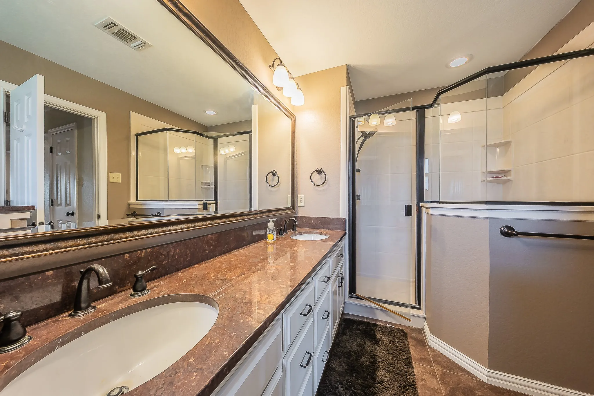 Single Family Residence For Sale in Hood County , 3713 Quail Run, Granbury, Texas 76049, 3 Bedroom, 2 Bathroom, 2 Garage spaces, 1,941 Sqft, built in 1987, mls#21395234, Real Estate Agent in Granbury, Homes For Sale in Hood county, Homes For Sale in Granbury, Realtor in Granbury Texas, Real Estate Brokerage Independent Realty Texas, Luminita Cordes Realtor