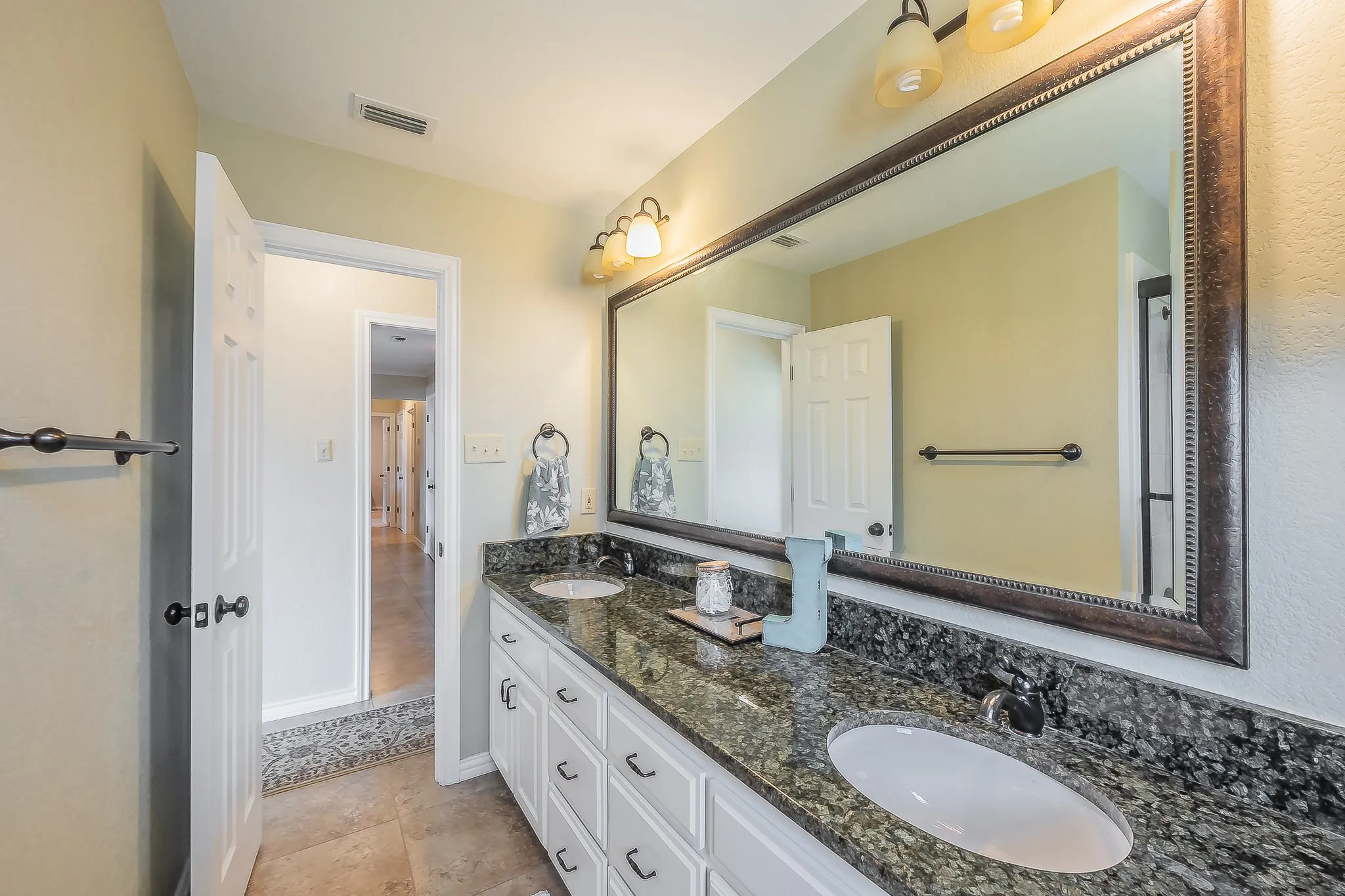 Single Family Residence For Sale in Hood County , 3713 Quail Run, Granbury, Texas 76049, 3 Bedroom, 2 Bathroom, 2 Garage spaces, 1,941 Sqft, built in 1987, mls#21395234, Real Estate Agent in Granbury, Homes For Sale in Hood county, Homes For Sale in Granbury, Realtor in Granbury Texas, Real Estate Brokerage Independent Realty Texas, Luminita Cordes Realtor