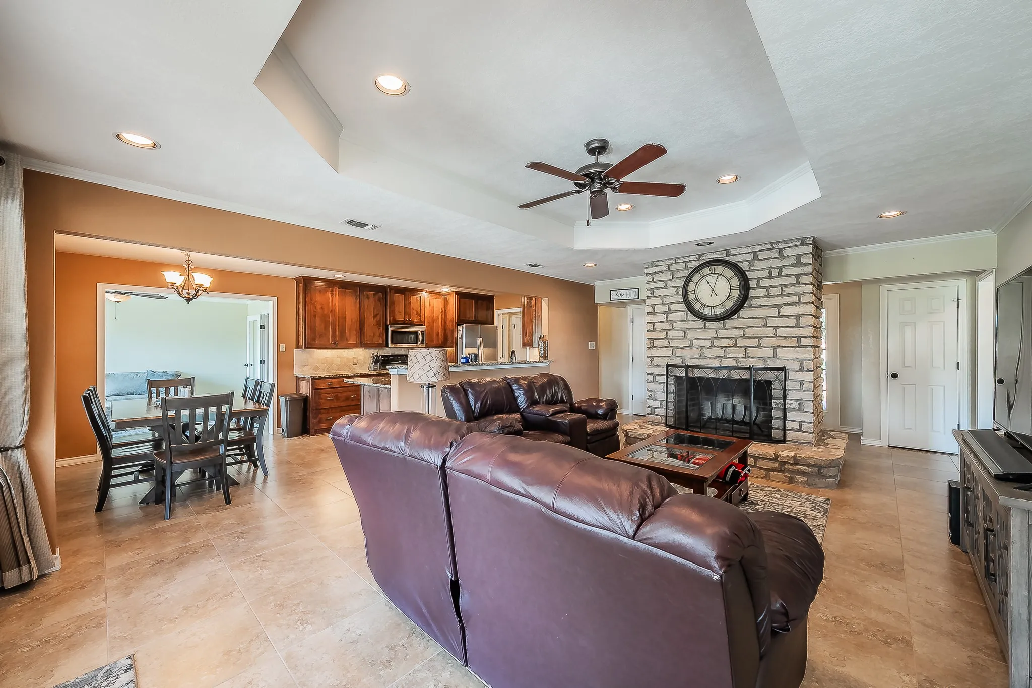 Single Family Residence For Sale in Hood County , 3713 Quail Run, Granbury, Texas 76049, 3 Bedroom, 2 Bathroom, 2 Garage spaces, 1,941 Sqft, built in 1987, mls#21395234, Real Estate Agent in Granbury, Homes For Sale in Hood county, Homes For Sale in Granbury, Realtor in Granbury Texas, Real Estate Brokerage Independent Realty Texas, Luminita Cordes Realtor