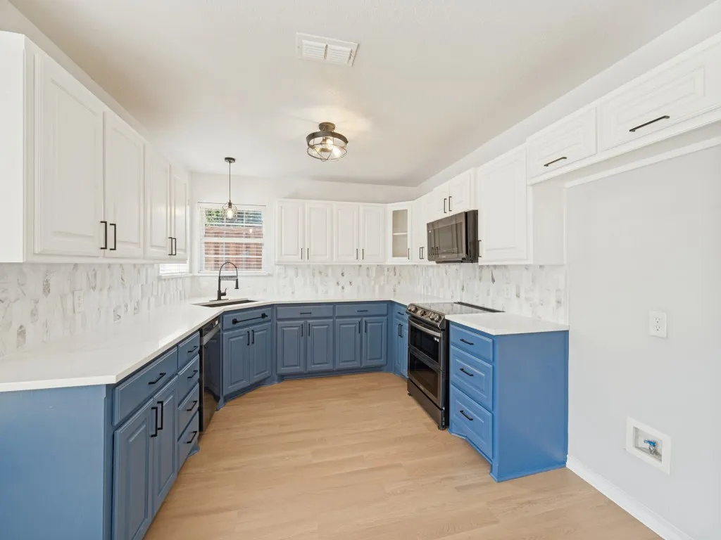 Single Family Residence For Sale in Denton County , 1005 Diane Street, Aubrey, Texas 76227, 3 Bedroom, 2 Bathroom, 2 Garage spaces, 1,802 Sqft, built in 2002, mls#21384303, Real Estate Agent in Aubrey, Homes For Sale in Denton county, Homes For Sale in Aubrey, Realtor in Aubrey Texas, Real Estate Brokerage Independent Realty Texas, Luminita Cordes Realtor