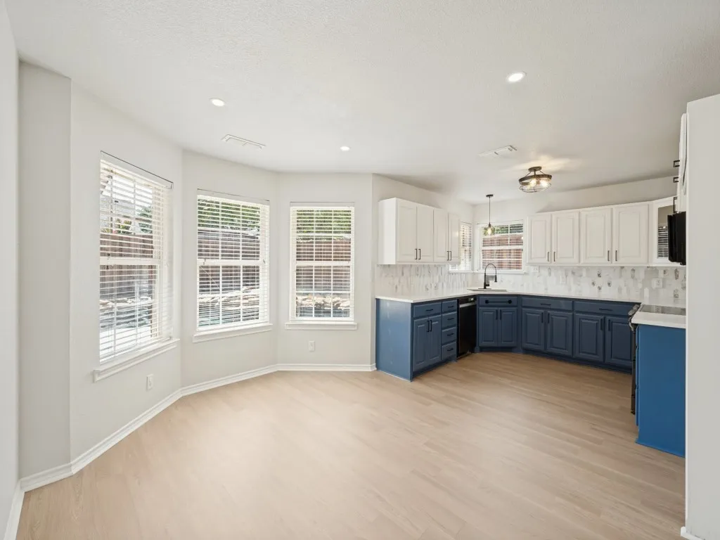 Single Family Residence For Sale in Denton County , 1005 Diane Street, Aubrey, Texas 76227, 3 Bedroom, 2 Bathroom, 2 Garage spaces, 1,802 Sqft, built in 2002, mls#21384303, Real Estate Agent in Aubrey, Homes For Sale in Denton county, Homes For Sale in Aubrey, Realtor in Aubrey Texas, Real Estate Brokerage Independent Realty Texas, Luminita Cordes Realtor