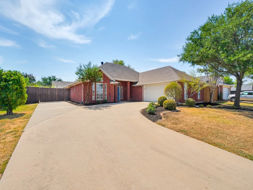 Single Family Residence For Sale in Denton County , 1005 Diane Street, Aubrey, Texas 76227, 3 Bedroom, 2 Bathroom, 2 Garage spaces, 1,802 Sqft, built in 2002, mls#21384303, Real Estate Agent in Aubrey, Homes For Sale in Denton county, Homes For Sale in Aubrey, Realtor in Aubrey Texas, Real Estate Brokerage Independent Realty Texas, Luminita Cordes Realtor