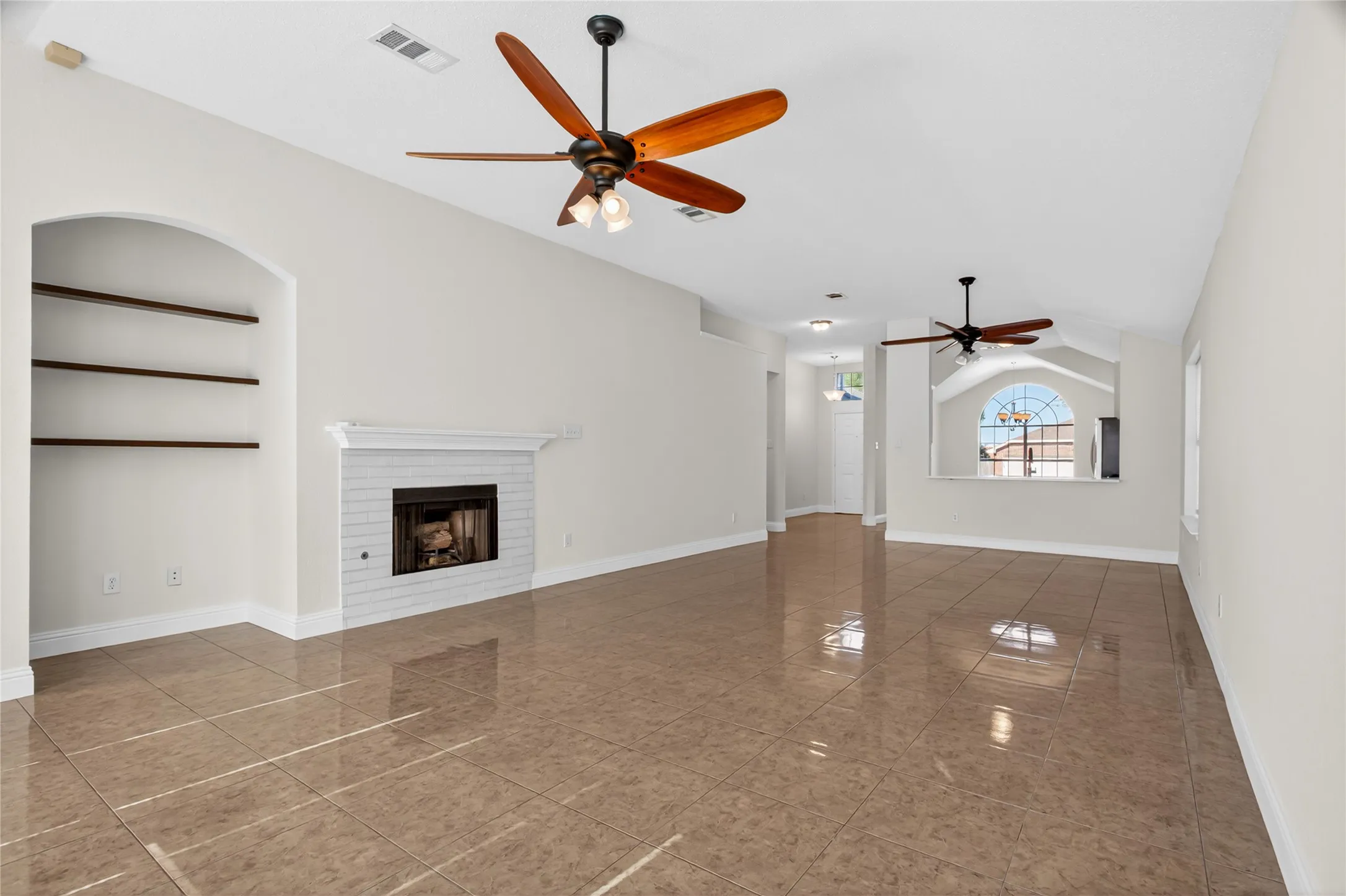 Single Family Residence For Sale in Tarrant County , 4817 Barnhill Lane, Fort Worth, Texas 76135, 3 Bedroom, 2 Bathroom, 2 Garage spaces, 1,815 Sqft, built in 2002, mls#21395315, Real Estate Agent in Fort Worth, Homes For Sale in Tarrant county, Homes For Sale in Fort Worth, Realtor in Fort Worth Texas, Real Estate Brokerage Independent Realty Texas, Luminita Cordes Realtor