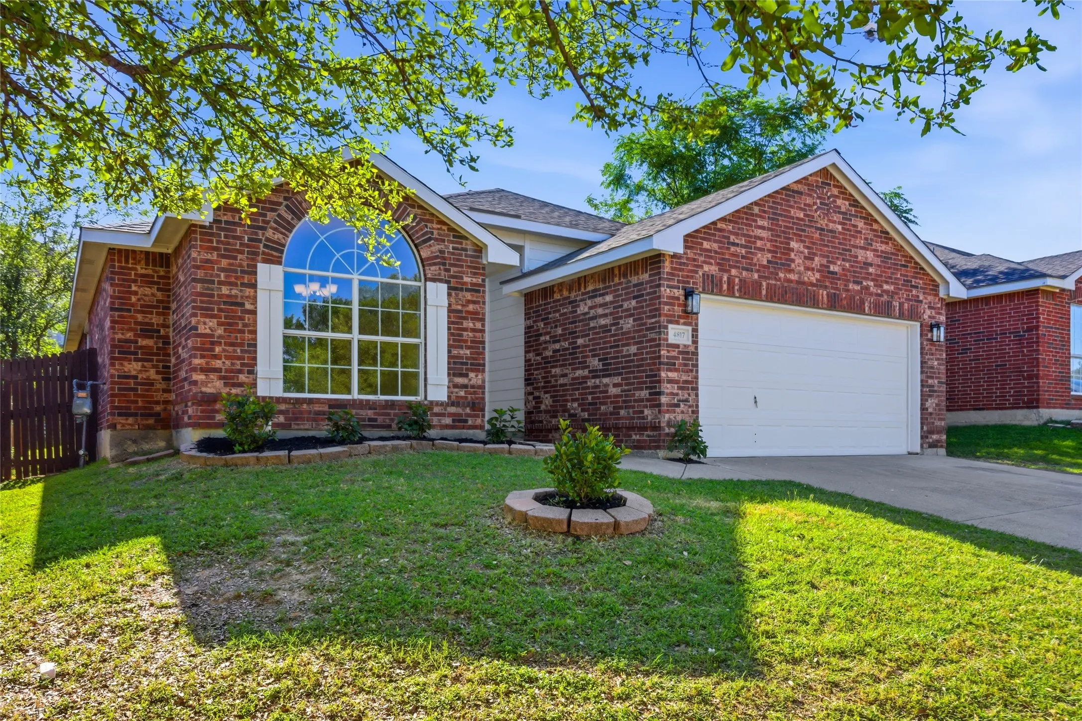 Single Family Residence For Sale in Tarrant County , 4817 Barnhill Lane, Fort Worth, Texas 76135, 3 Bedroom, 2 Bathroom, 2 Garage spaces, 1,815 Sqft, built in 2002, mls#21395315, Real Estate Agent in Fort Worth, Homes For Sale in Tarrant county, Homes For Sale in Fort Worth, Realtor in Fort Worth Texas, Real Estate Brokerage Independent Realty Texas, Luminita Cordes Realtor