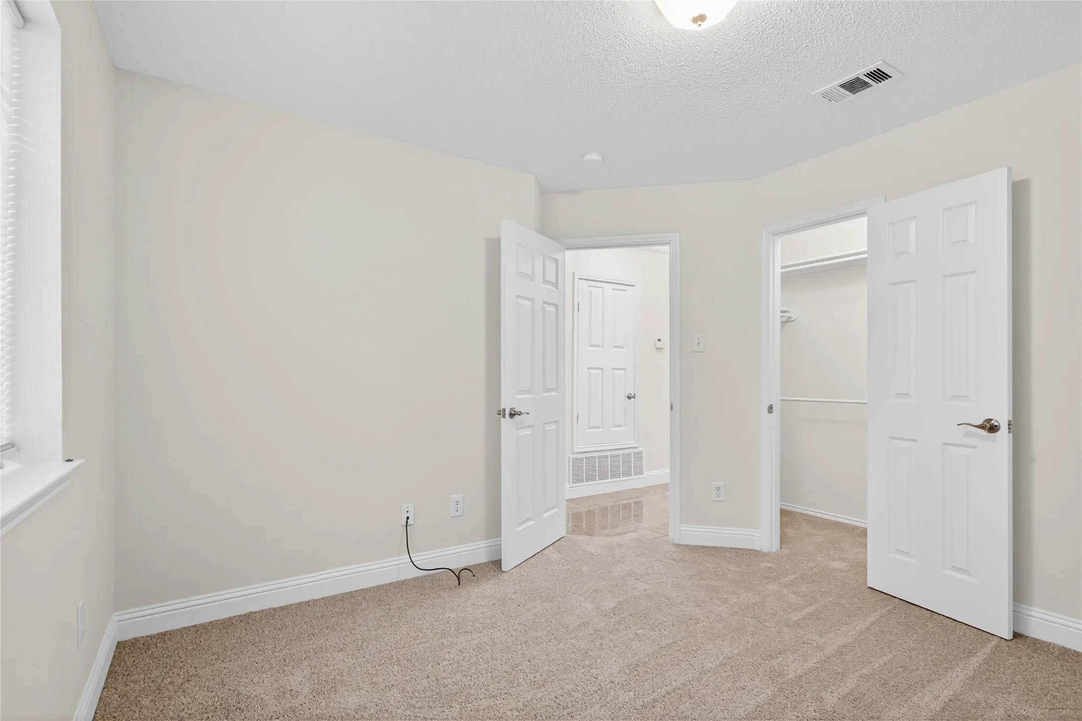 Single Family Residence For Sale in Tarrant County , 4817 Barnhill Lane, Fort Worth, Texas 76135, 3 Bedroom, 2 Bathroom, 2 Garage spaces, 1,815 Sqft, built in 2002, mls#21395315, Real Estate Agent in Fort Worth, Homes For Sale in Tarrant county, Homes For Sale in Fort Worth, Realtor in Fort Worth Texas, Real Estate Brokerage Independent Realty Texas, Luminita Cordes Realtor