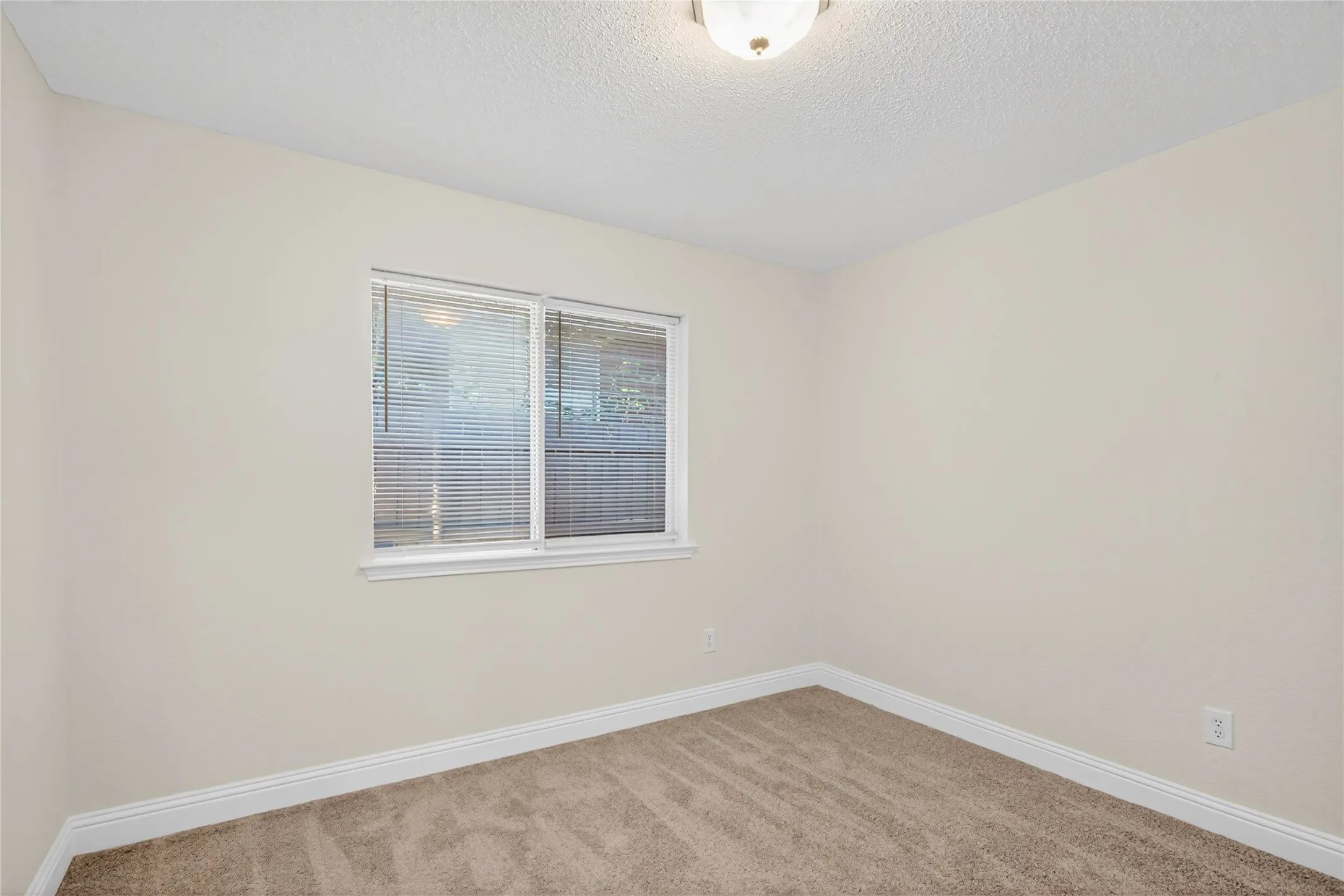Single Family Residence For Sale in Tarrant County , 4817 Barnhill Lane, Fort Worth, Texas 76135, 3 Bedroom, 2 Bathroom, 2 Garage spaces, 1,815 Sqft, built in 2002, mls#21395315, Real Estate Agent in Fort Worth, Homes For Sale in Tarrant county, Homes For Sale in Fort Worth, Realtor in Fort Worth Texas, Real Estate Brokerage Independent Realty Texas, Luminita Cordes Realtor