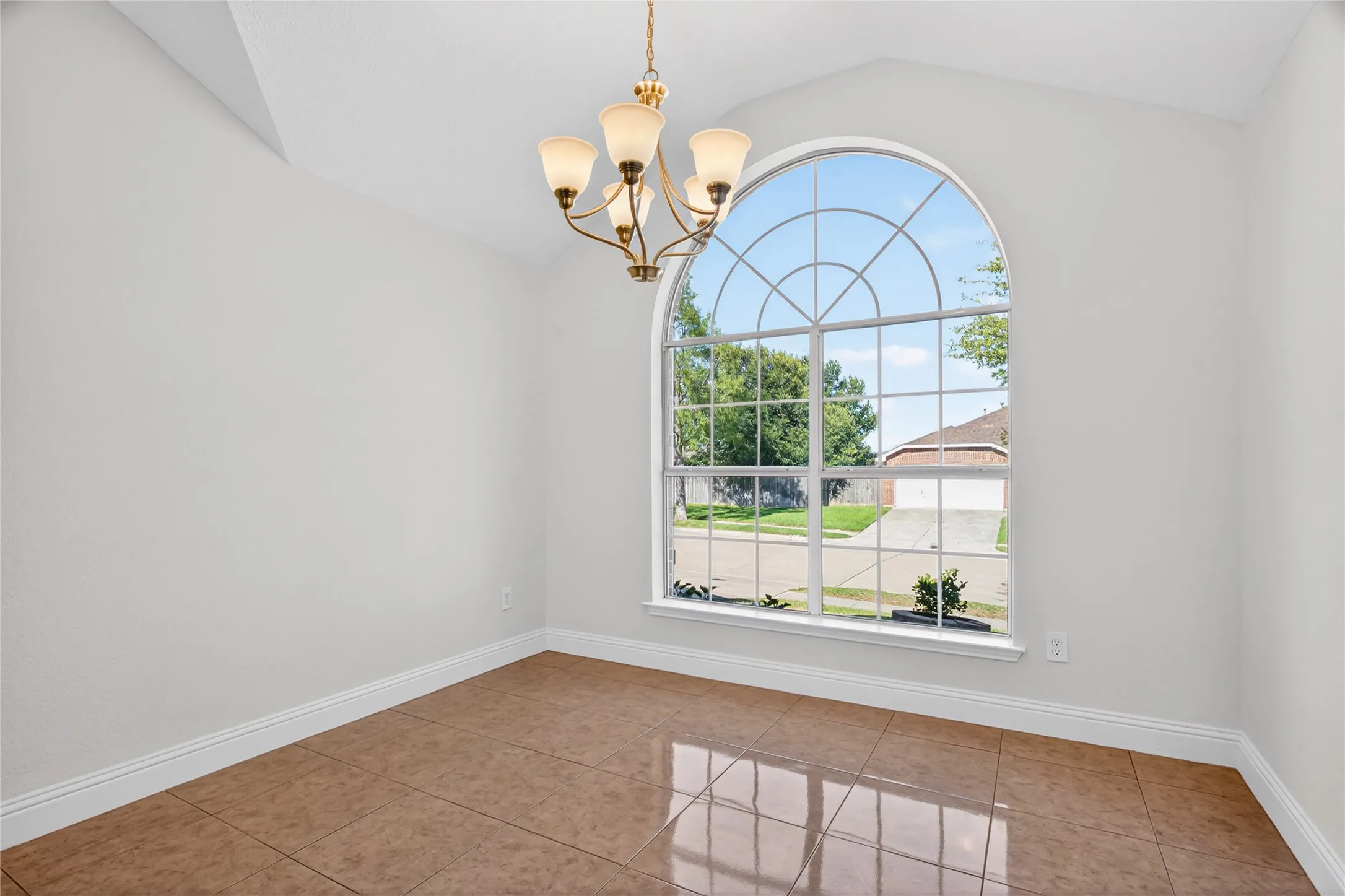 Single Family Residence For Sale in Tarrant County , 4817 Barnhill Lane, Fort Worth, Texas 76135, 3 Bedroom, 2 Bathroom, 2 Garage spaces, 1,815 Sqft, built in 2002, mls#21395315, Real Estate Agent in Fort Worth, Homes For Sale in Tarrant county, Homes For Sale in Fort Worth, Realtor in Fort Worth Texas, Real Estate Brokerage Independent Realty Texas, Luminita Cordes Realtor