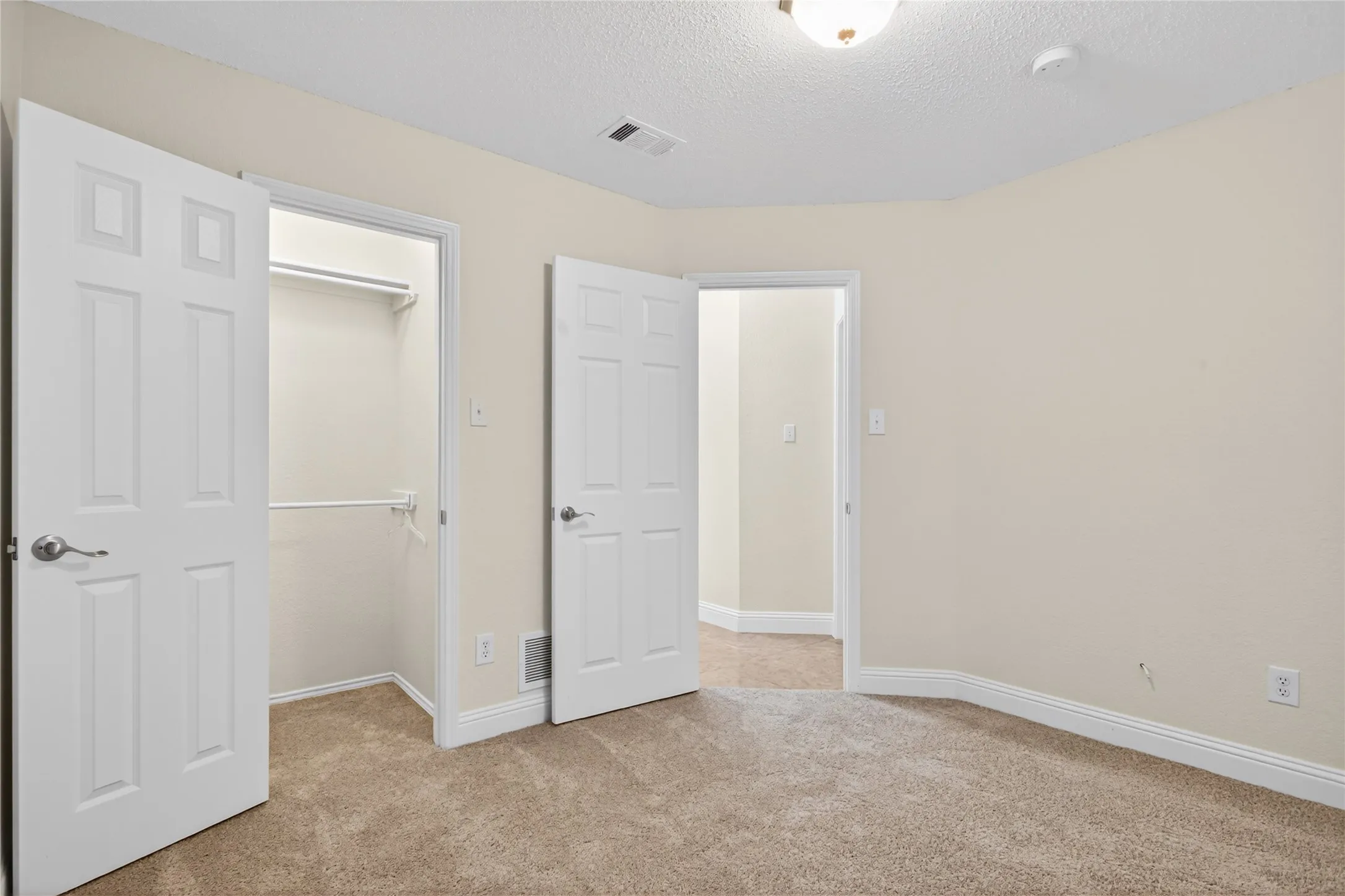 Single Family Residence For Sale in Tarrant County , 4817 Barnhill Lane, Fort Worth, Texas 76135, 3 Bedroom, 2 Bathroom, 2 Garage spaces, 1,815 Sqft, built in 2002, mls#21395315, Real Estate Agent in Fort Worth, Homes For Sale in Tarrant county, Homes For Sale in Fort Worth, Realtor in Fort Worth Texas, Real Estate Brokerage Independent Realty Texas, Luminita Cordes Realtor