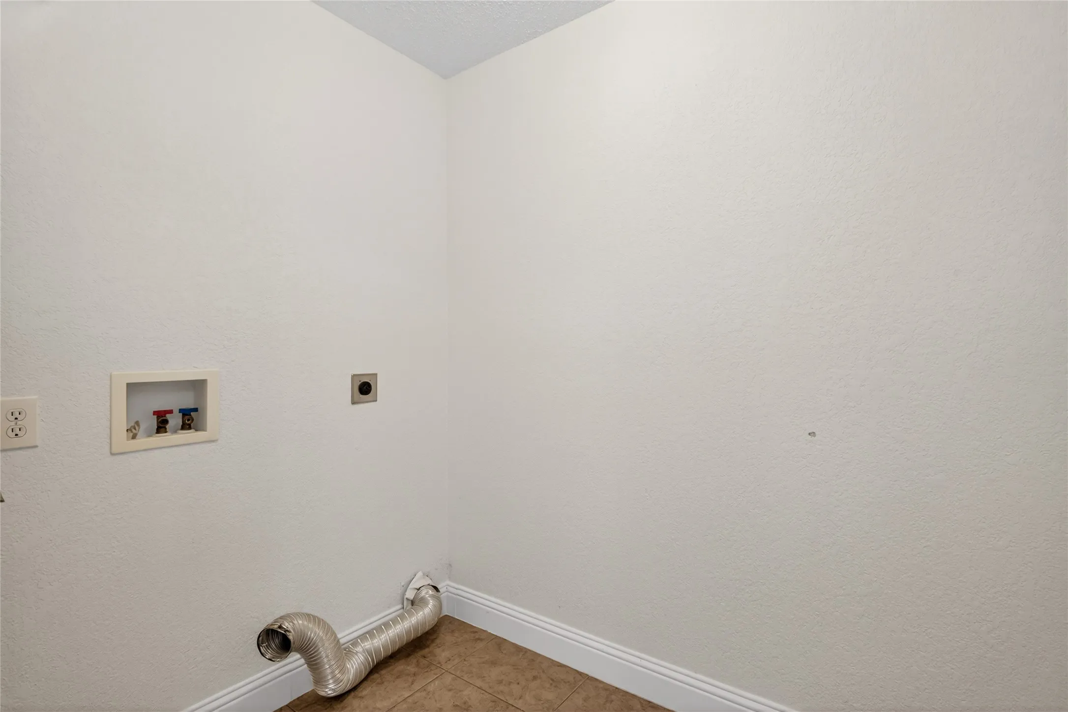 Single Family Residence For Sale in Tarrant County , 4817 Barnhill Lane, Fort Worth, Texas 76135, 3 Bedroom, 2 Bathroom, 2 Garage spaces, 1,815 Sqft, built in 2002, mls#21395315, Real Estate Agent in Fort Worth, Homes For Sale in Tarrant county, Homes For Sale in Fort Worth, Realtor in Fort Worth Texas, Real Estate Brokerage Independent Realty Texas, Luminita Cordes Realtor