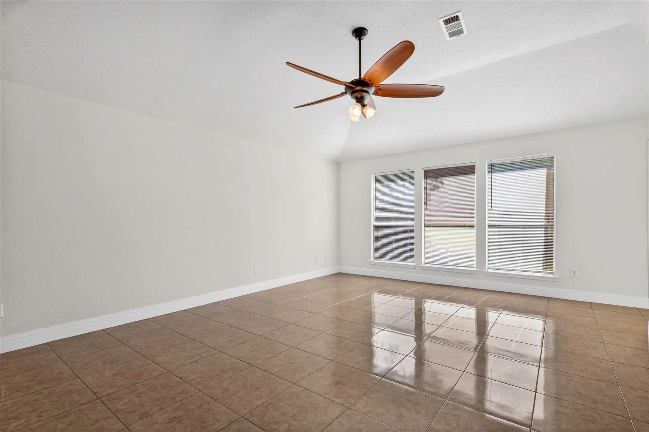 Single Family Residence For Sale in Tarrant County , 4817 Barnhill Lane, Fort Worth, Texas 76135, 3 Bedroom, 2 Bathroom, 2 Garage spaces, 1,815 Sqft, built in 2002, mls#21395315, Real Estate Agent in Fort Worth, Homes For Sale in Tarrant county, Homes For Sale in Fort Worth, Realtor in Fort Worth Texas, Real Estate Brokerage Independent Realty Texas, Luminita Cordes Realtor