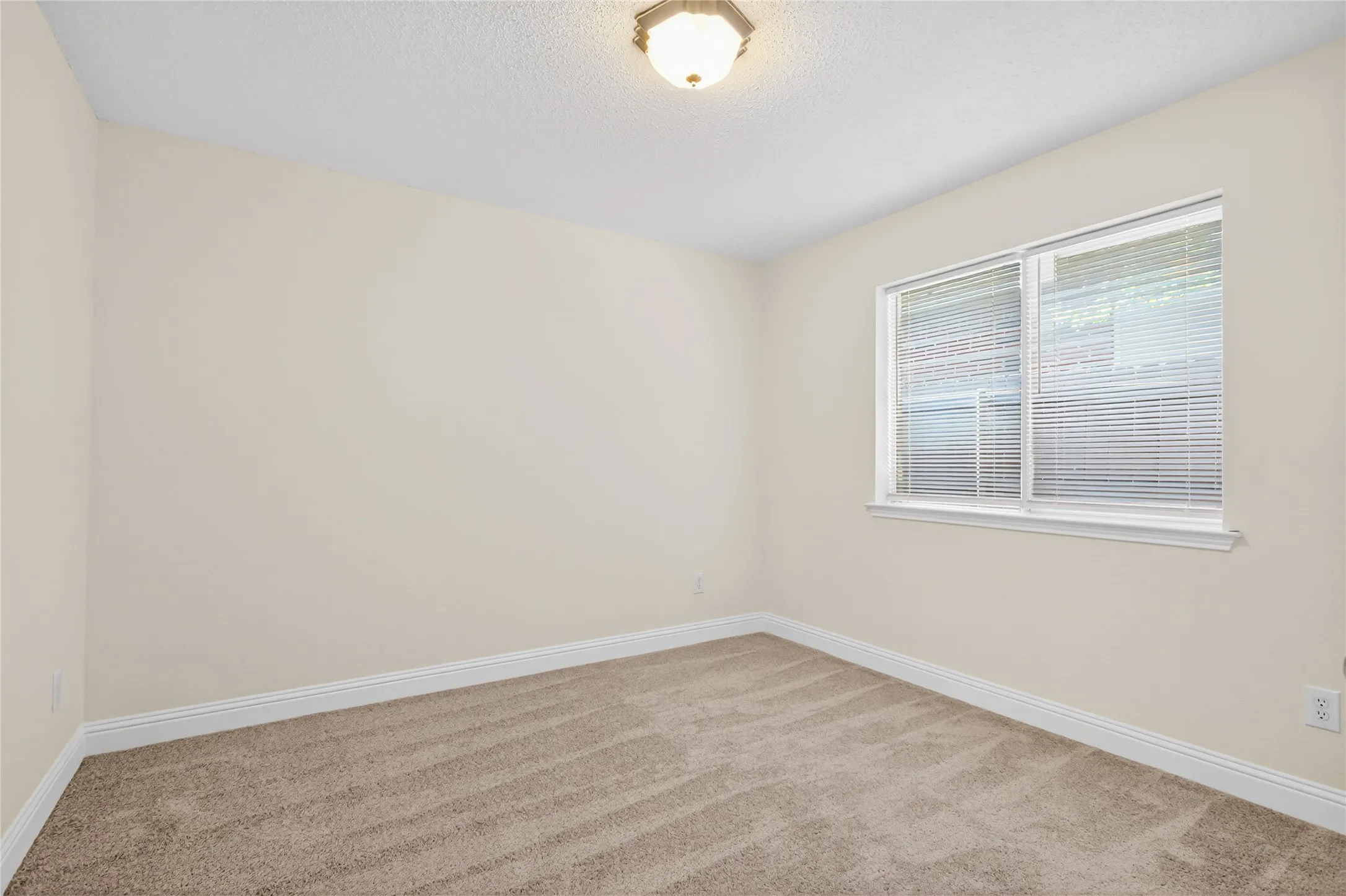Single Family Residence For Sale in Tarrant County , 4817 Barnhill Lane, Fort Worth, Texas 76135, 3 Bedroom, 2 Bathroom, 2 Garage spaces, 1,815 Sqft, built in 2002, mls#21395315, Real Estate Agent in Fort Worth, Homes For Sale in Tarrant county, Homes For Sale in Fort Worth, Realtor in Fort Worth Texas, Real Estate Brokerage Independent Realty Texas, Luminita Cordes Realtor
