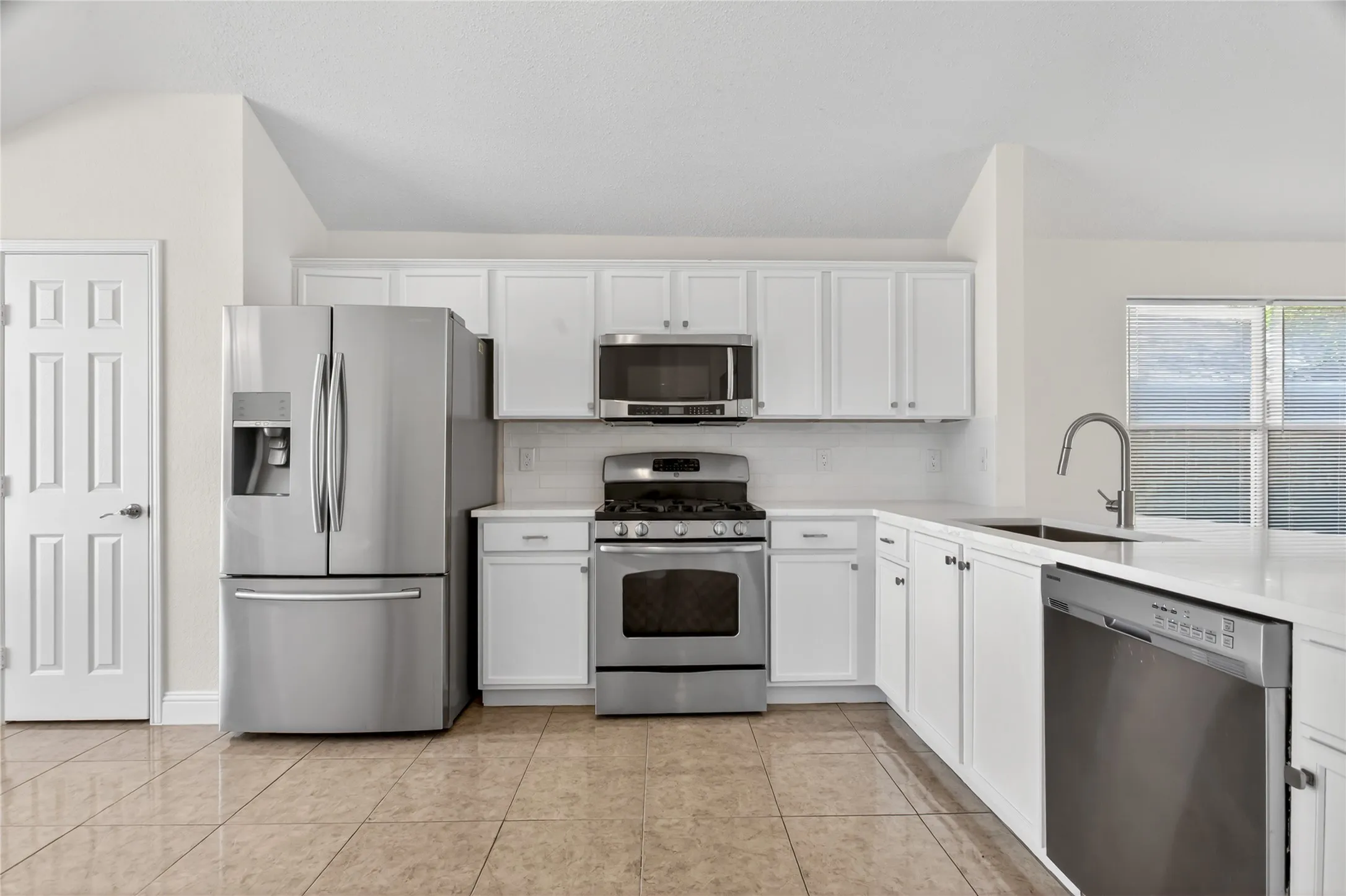 Single Family Residence For Sale in Tarrant County , 4817 Barnhill Lane, Fort Worth, Texas 76135, 3 Bedroom, 2 Bathroom, 2 Garage spaces, 1,815 Sqft, built in 2002, mls#21395315, Real Estate Agent in Fort Worth, Homes For Sale in Tarrant county, Homes For Sale in Fort Worth, Realtor in Fort Worth Texas, Real Estate Brokerage Independent Realty Texas, Luminita Cordes Realtor