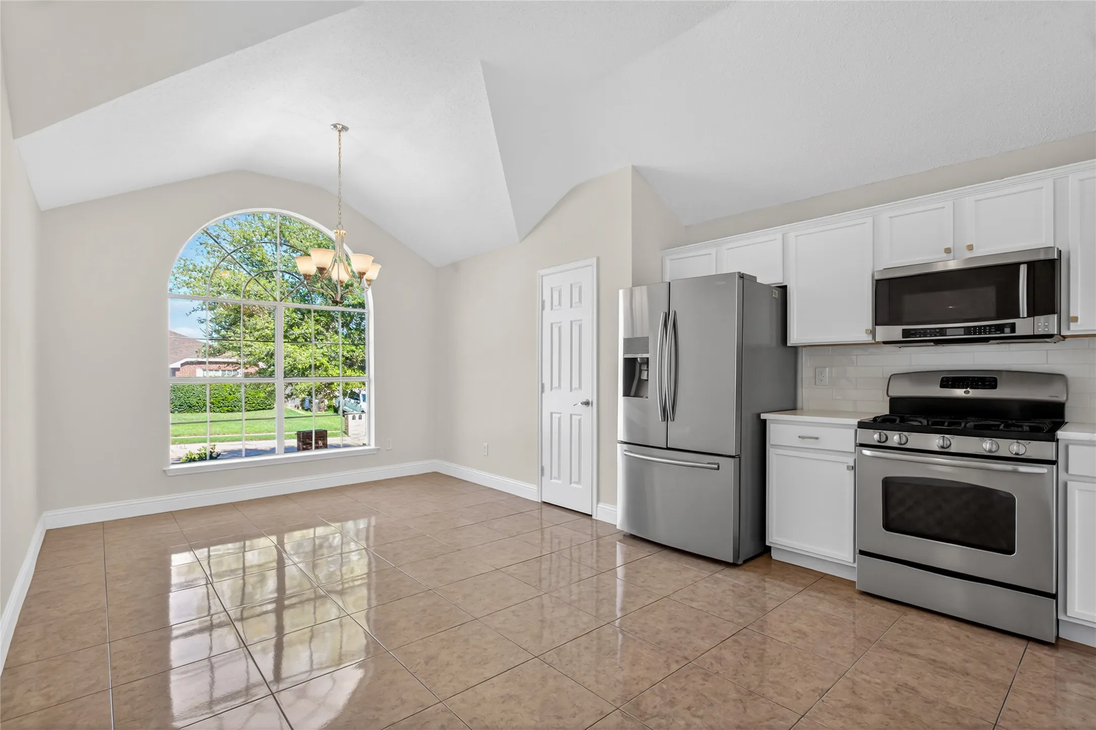 Single Family Residence For Sale in Tarrant County , 4817 Barnhill Lane, Fort Worth, Texas 76135, 3 Bedroom, 2 Bathroom, 2 Garage spaces, 1,815 Sqft, built in 2002, mls#21395315, Real Estate Agent in Fort Worth, Homes For Sale in Tarrant county, Homes For Sale in Fort Worth, Realtor in Fort Worth Texas, Real Estate Brokerage Independent Realty Texas, Luminita Cordes Realtor