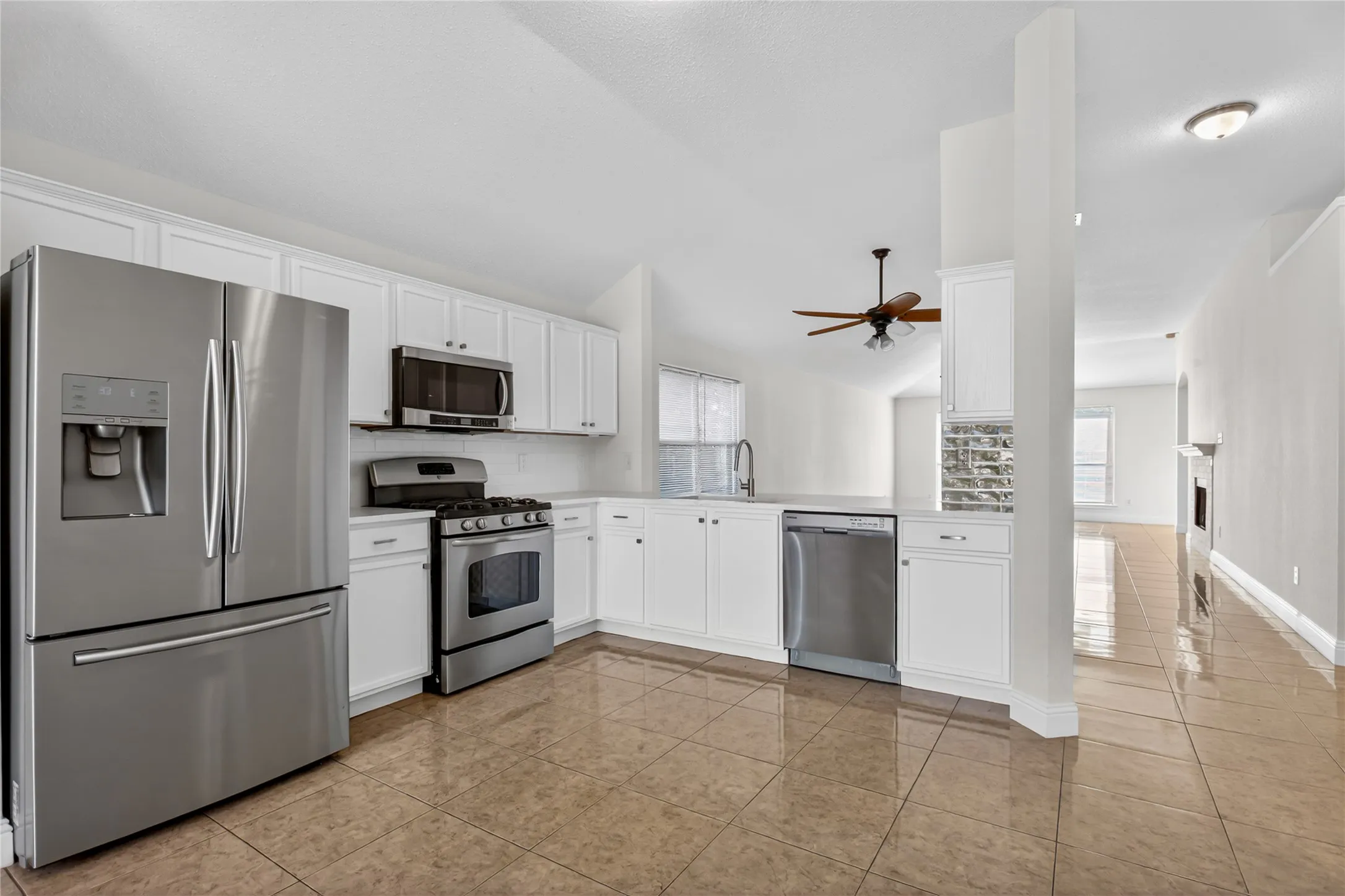 Single Family Residence For Sale in Tarrant County , 4817 Barnhill Lane, Fort Worth, Texas 76135, 3 Bedroom, 2 Bathroom, 2 Garage spaces, 1,815 Sqft, built in 2002, mls#21395315, Real Estate Agent in Fort Worth, Homes For Sale in Tarrant county, Homes For Sale in Fort Worth, Realtor in Fort Worth Texas, Real Estate Brokerage Independent Realty Texas, Luminita Cordes Realtor
