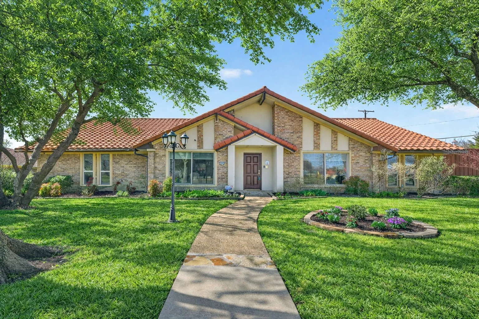 Single Family Residence For Sale in Dallas County , 15415 Leavalley Drive, Dallas, Texas 75248, 4 Bedroom, 3 Bathroom, 2 Garage spaces, 2,983 Sqft, built in 1973, mls#21395295, Real Estate Agent in Dallas, Homes For Sale in Dallas county, Homes For Sale in Dallas, Realtor in Dallas Texas, Real Estate Brokerage Independent Realty Texas, Luminita Cordes Realtor