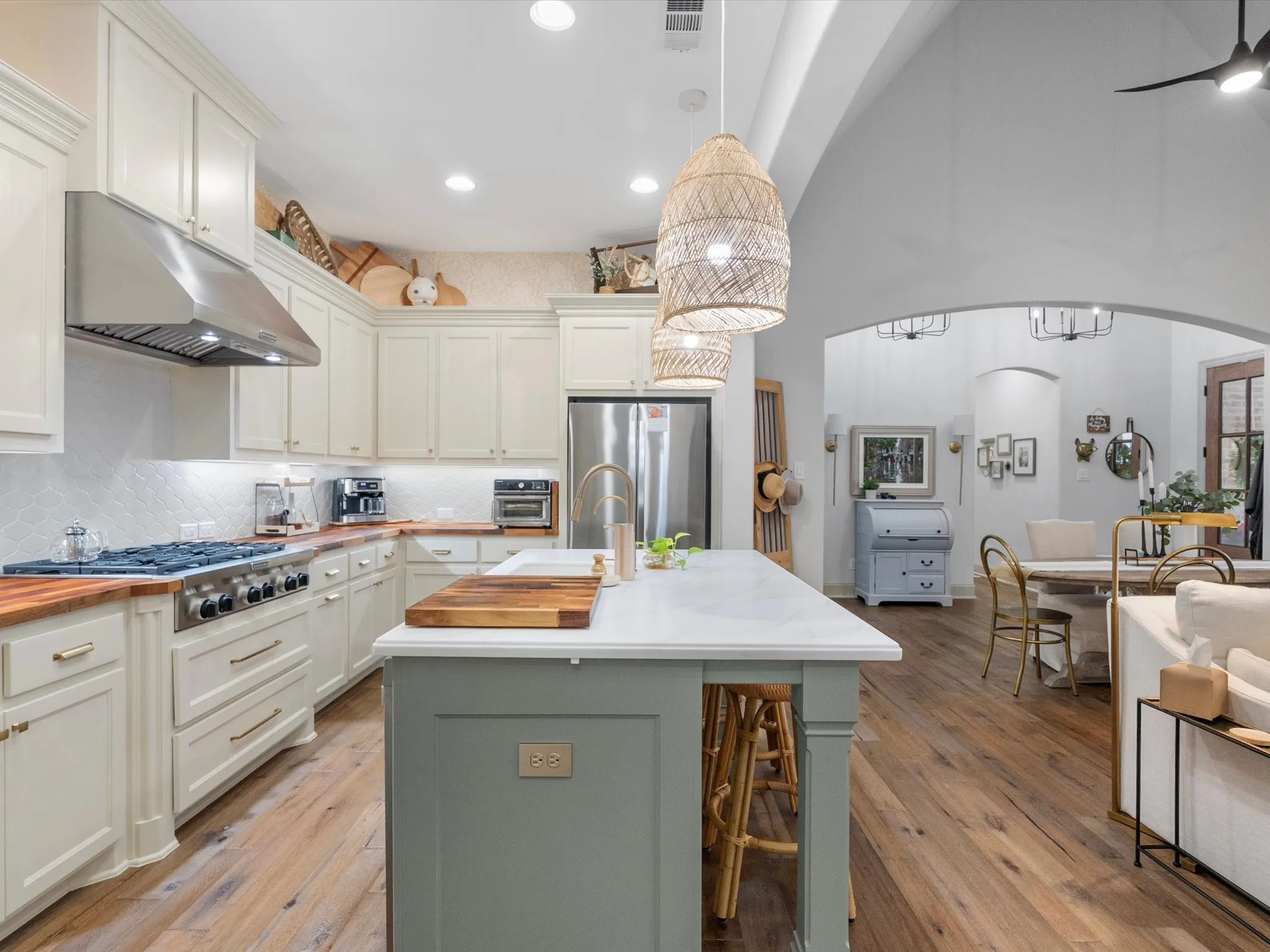 Single Family Residence For Sale in Denton County , 828 Royal Minister Boulevard, Lewisville, Texas 75056, 3 Bedroom, 3 Bathroom, 2 Garage spaces, 2,163 Sqft, built in 2017, mls#21377726, Real Estate Agent in Lewisville, Homes For Sale in Denton county, Homes For Sale in Lewisville, Realtor in Lewisville Texas, Real Estate Brokerage Independent Realty Texas, Luminita Cordes Realtor