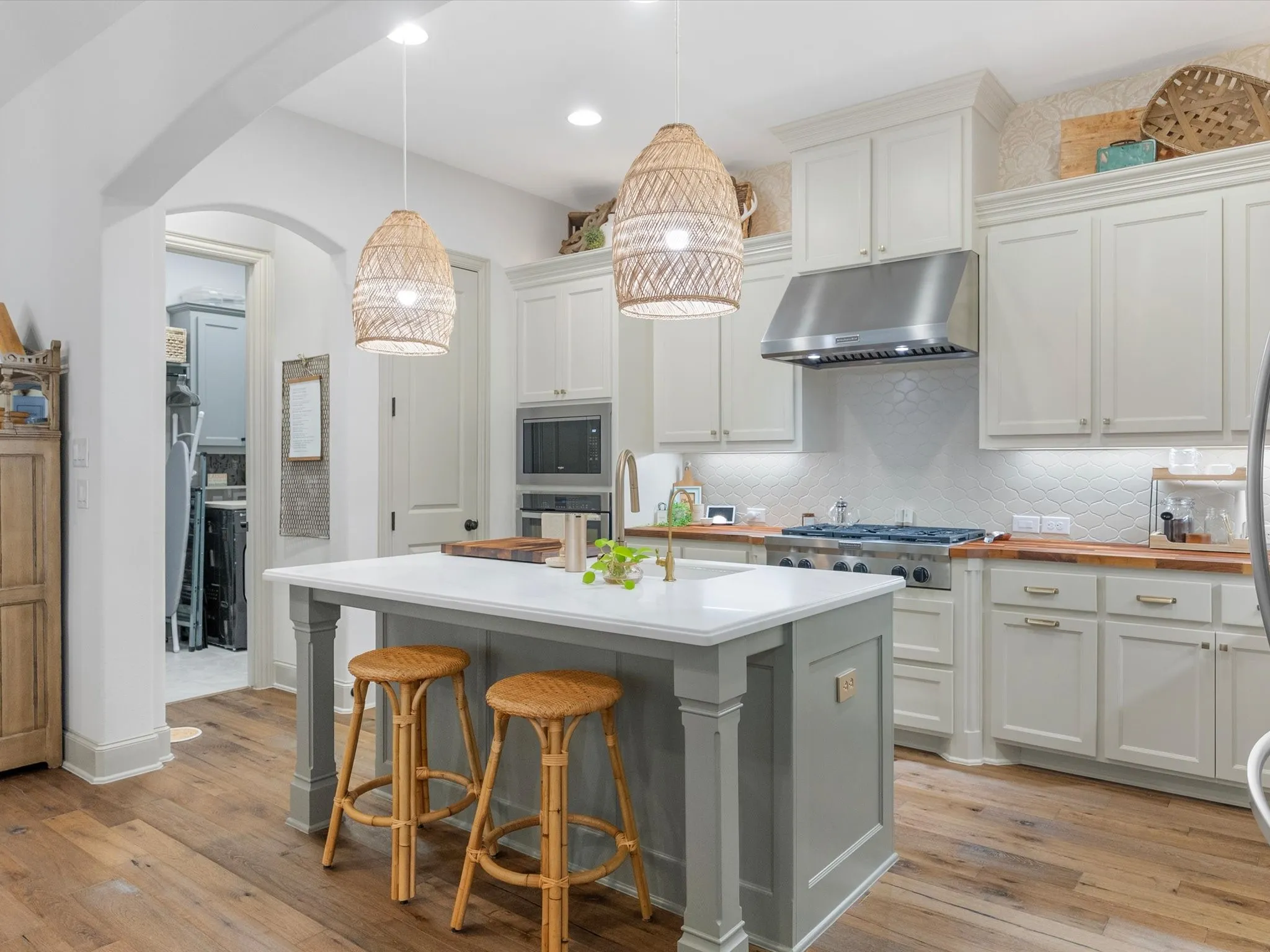 Single Family Residence For Sale in Denton County , 828 Royal Minister Boulevard, Lewisville, Texas 75056, 3 Bedroom, 3 Bathroom, 2 Garage spaces, 2,163 Sqft, built in 2017, mls#21377726, Real Estate Agent in Lewisville, Homes For Sale in Denton county, Homes For Sale in Lewisville, Realtor in Lewisville Texas, Real Estate Brokerage Independent Realty Texas, Luminita Cordes Realtor