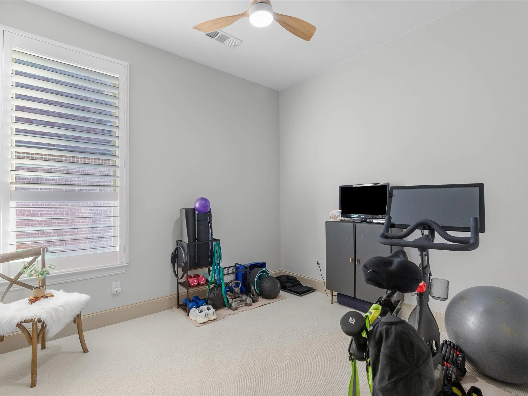 Single Family Residence For Sale in Denton County , 828 Royal Minister Boulevard, Lewisville, Texas 75056, 3 Bedroom, 3 Bathroom, 2 Garage spaces, 2,163 Sqft, built in 2017, mls#21377726, Real Estate Agent in Lewisville, Homes For Sale in Denton county, Homes For Sale in Lewisville, Realtor in Lewisville Texas, Real Estate Brokerage Independent Realty Texas, Luminita Cordes Realtor