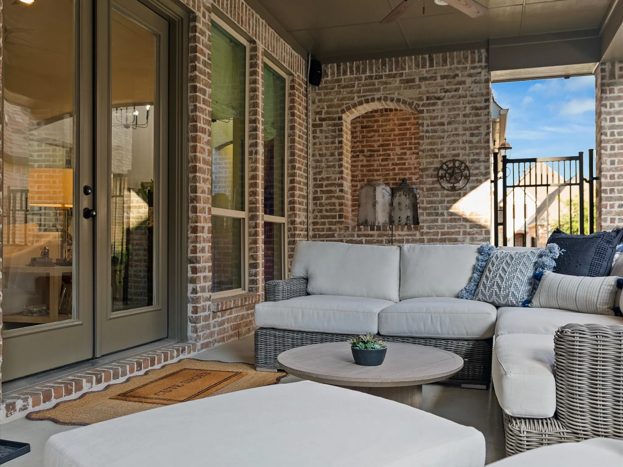 Single Family Residence For Sale in Denton County , 828 Royal Minister Boulevard, Lewisville, Texas 75056, 3 Bedroom, 3 Bathroom, 2 Garage spaces, 2,163 Sqft, built in 2017, mls#21377726, Real Estate Agent in Lewisville, Homes For Sale in Denton county, Homes For Sale in Lewisville, Realtor in Lewisville Texas, Real Estate Brokerage Independent Realty Texas, Luminita Cordes Realtor