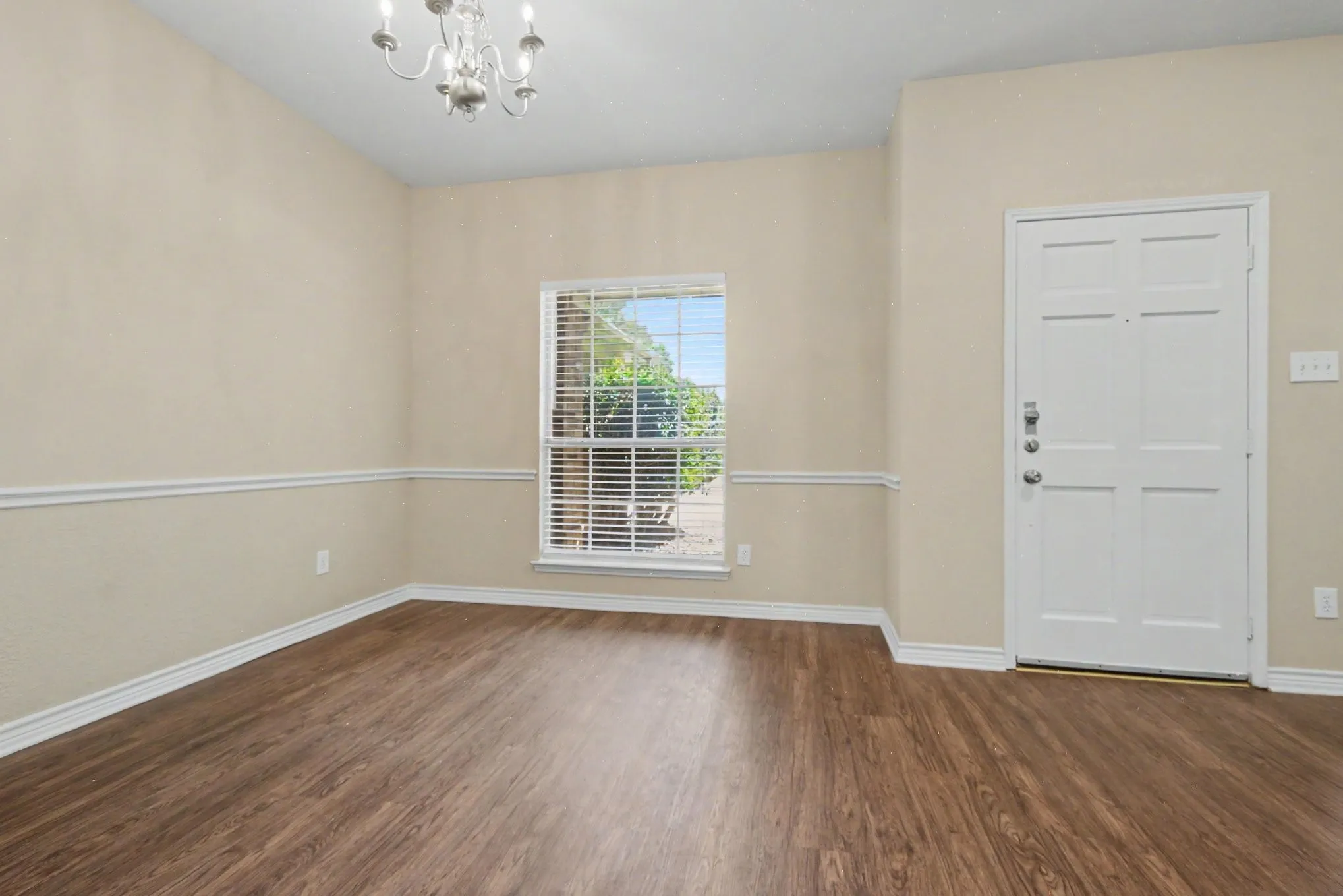Single Family Residence For Sale in Denton County , 737 Oak Dale Avenue, Lake Dallas, Texas 75065, 3 Bedroom, 2 Bathroom, 2 Garage spaces, 2,006 Sqft, built in 1994, mls#21390119, Real Estate Agent in Lake Dallas, Homes For Sale in Denton county, Homes For Sale in Lake Dallas, Realtor in Lake Dallas Texas, Real Estate Brokerage Independent Realty Texas, Luminita Cordes Realtor