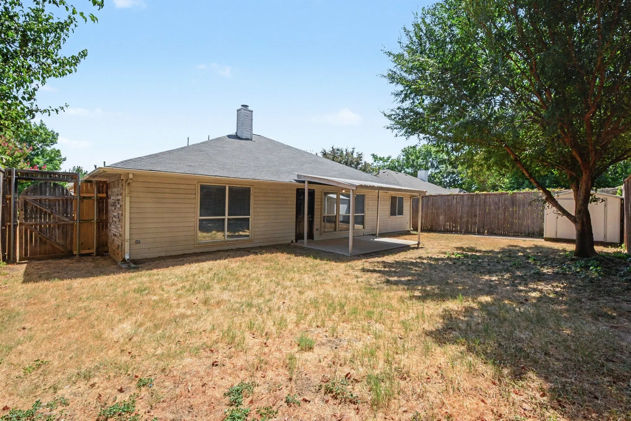 Single Family Residence For Sale in Denton County , 737 Oak Dale Avenue, Lake Dallas, Texas 75065, 3 Bedroom, 2 Bathroom, 2 Garage spaces, 2,006 Sqft, built in 1994, mls#21390119, Real Estate Agent in Lake Dallas, Homes For Sale in Denton county, Homes For Sale in Lake Dallas, Realtor in Lake Dallas Texas, Real Estate Brokerage Independent Realty Texas, Luminita Cordes Realtor