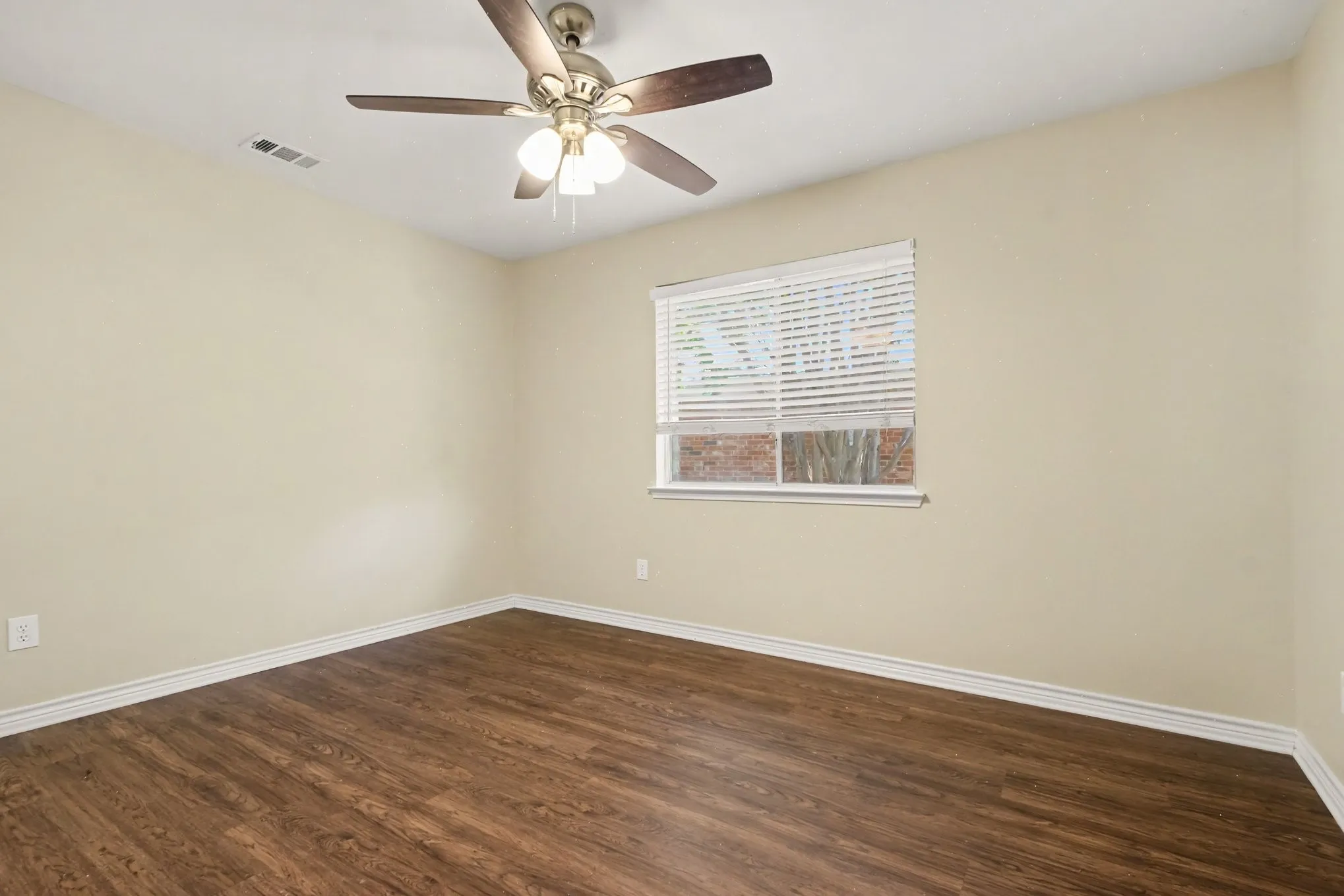 Single Family Residence For Sale in Denton County , 737 Oak Dale Avenue, Lake Dallas, Texas 75065, 3 Bedroom, 2 Bathroom, 2 Garage spaces, 2,006 Sqft, built in 1994, mls#21390119, Real Estate Agent in Lake Dallas, Homes For Sale in Denton county, Homes For Sale in Lake Dallas, Realtor in Lake Dallas Texas, Real Estate Brokerage Independent Realty Texas, Luminita Cordes Realtor