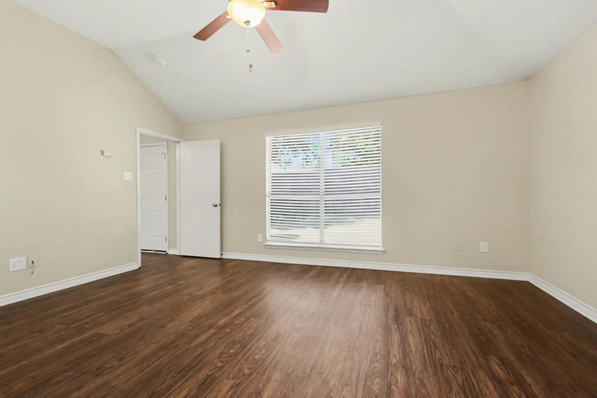 Single Family Residence For Sale in Denton County , 737 Oak Dale Avenue, Lake Dallas, Texas 75065, 3 Bedroom, 2 Bathroom, 2 Garage spaces, 2,006 Sqft, built in 1994, mls#21390119, Real Estate Agent in Lake Dallas, Homes For Sale in Denton county, Homes For Sale in Lake Dallas, Realtor in Lake Dallas Texas, Real Estate Brokerage Independent Realty Texas, Luminita Cordes Realtor