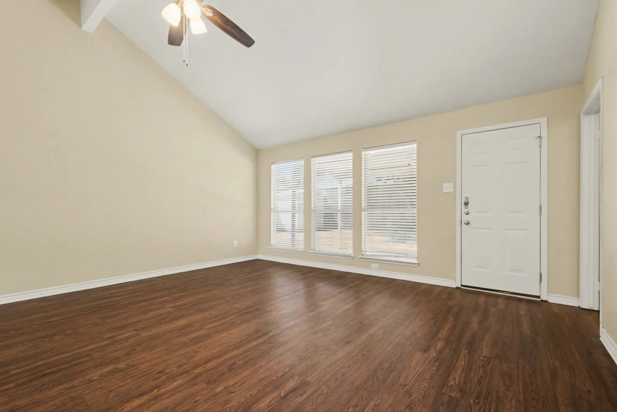 Single Family Residence For Sale in Denton County , 737 Oak Dale Avenue, Lake Dallas, Texas 75065, 3 Bedroom, 2 Bathroom, 2 Garage spaces, 2,006 Sqft, built in 1994, mls#21390119, Real Estate Agent in Lake Dallas, Homes For Sale in Denton county, Homes For Sale in Lake Dallas, Realtor in Lake Dallas Texas, Real Estate Brokerage Independent Realty Texas, Luminita Cordes Realtor