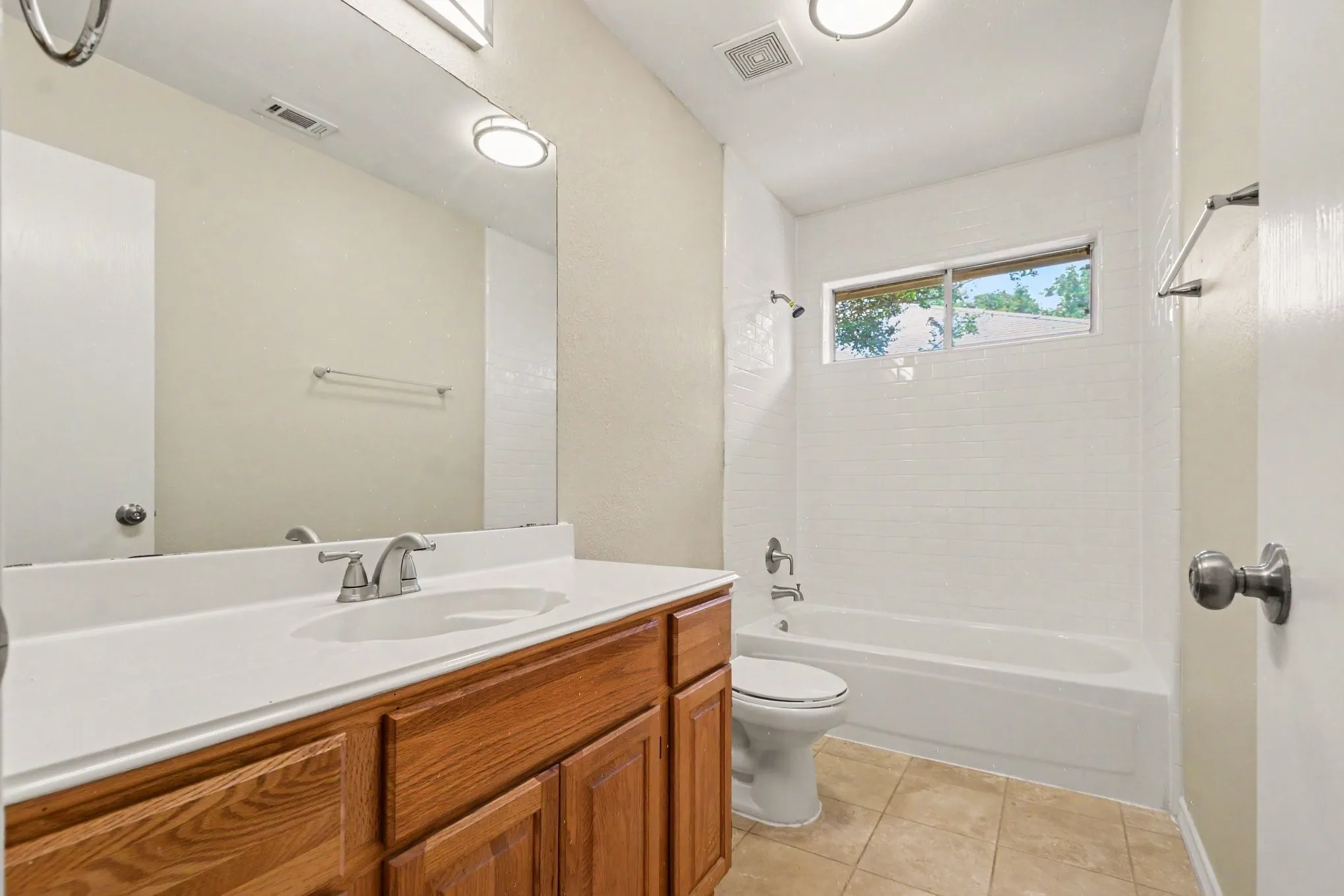 Single Family Residence For Sale in Denton County , 737 Oak Dale Avenue, Lake Dallas, Texas 75065, 3 Bedroom, 2 Bathroom, 2 Garage spaces, 2,006 Sqft, built in 1994, mls#21390119, Real Estate Agent in Lake Dallas, Homes For Sale in Denton county, Homes For Sale in Lake Dallas, Realtor in Lake Dallas Texas, Real Estate Brokerage Independent Realty Texas, Luminita Cordes Realtor