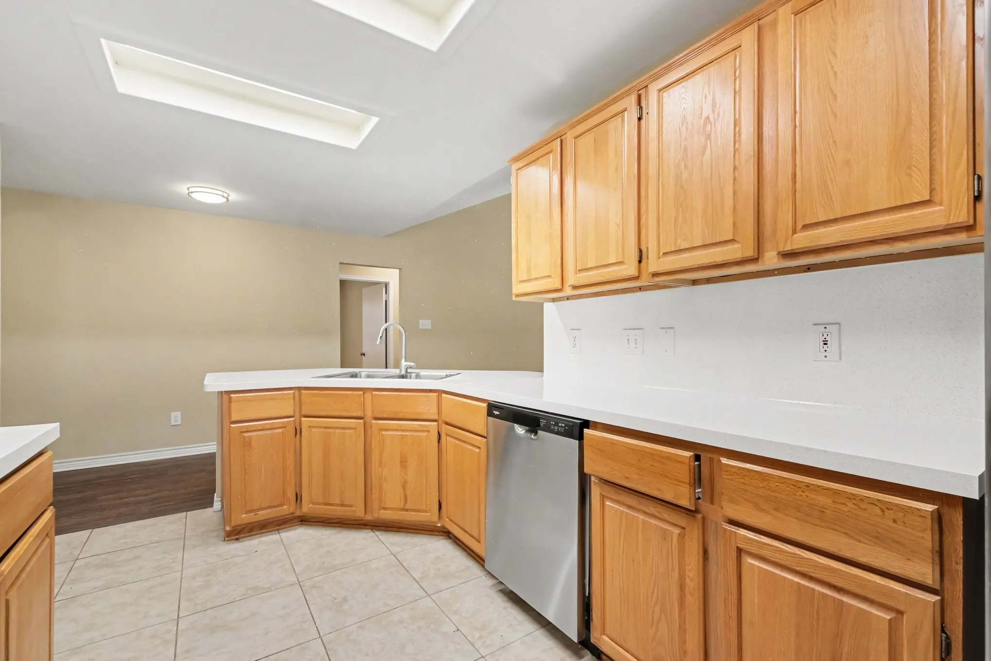 Single Family Residence For Sale in Denton County , 737 Oak Dale Avenue, Lake Dallas, Texas 75065, 3 Bedroom, 2 Bathroom, 2 Garage spaces, 2,006 Sqft, built in 1994, mls#21390119, Real Estate Agent in Lake Dallas, Homes For Sale in Denton county, Homes For Sale in Lake Dallas, Realtor in Lake Dallas Texas, Real Estate Brokerage Independent Realty Texas, Luminita Cordes Realtor