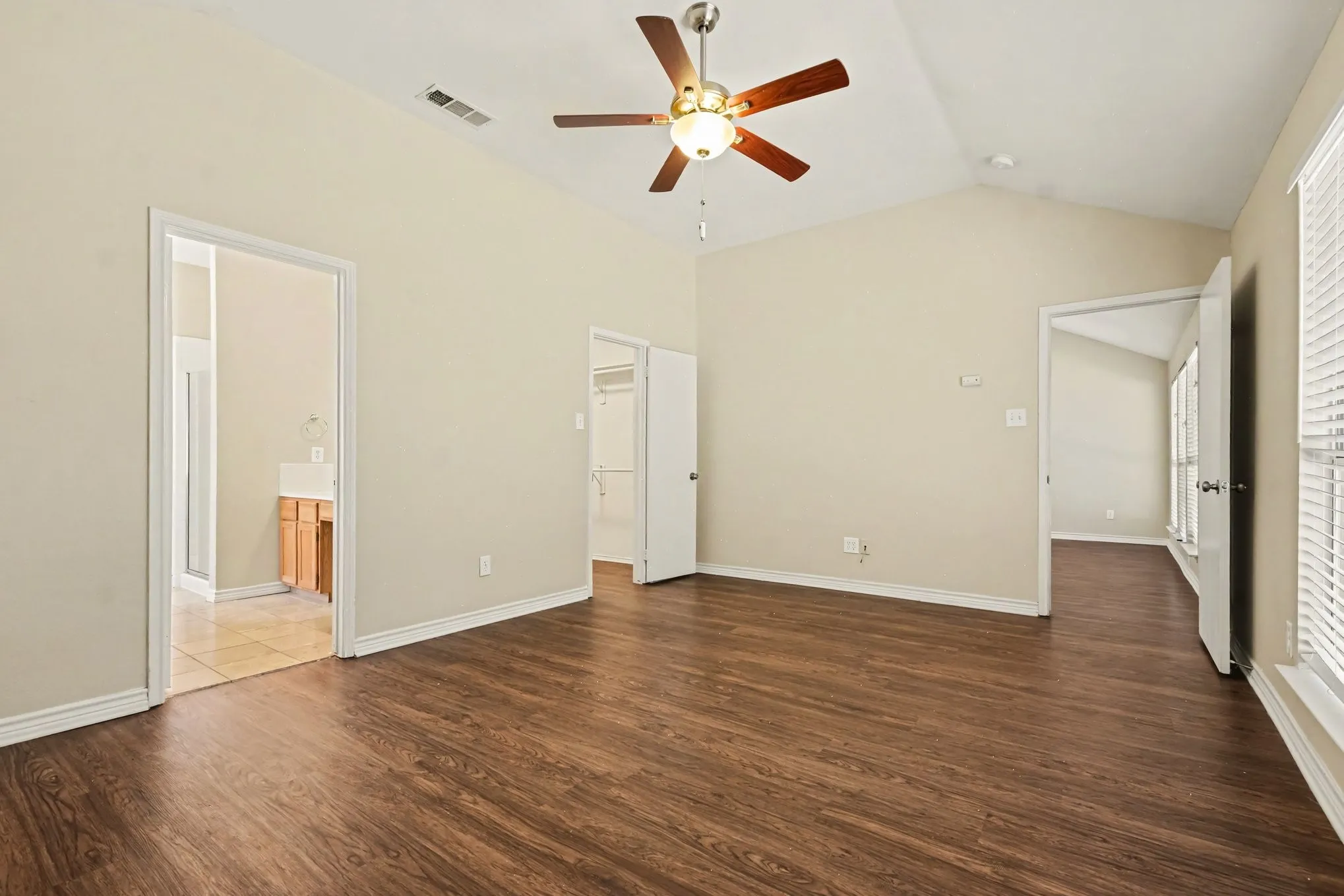 Single Family Residence For Sale in Denton County , 737 Oak Dale Avenue, Lake Dallas, Texas 75065, 3 Bedroom, 2 Bathroom, 2 Garage spaces, 2,006 Sqft, built in 1994, mls#21390119, Real Estate Agent in Lake Dallas, Homes For Sale in Denton county, Homes For Sale in Lake Dallas, Realtor in Lake Dallas Texas, Real Estate Brokerage Independent Realty Texas, Luminita Cordes Realtor