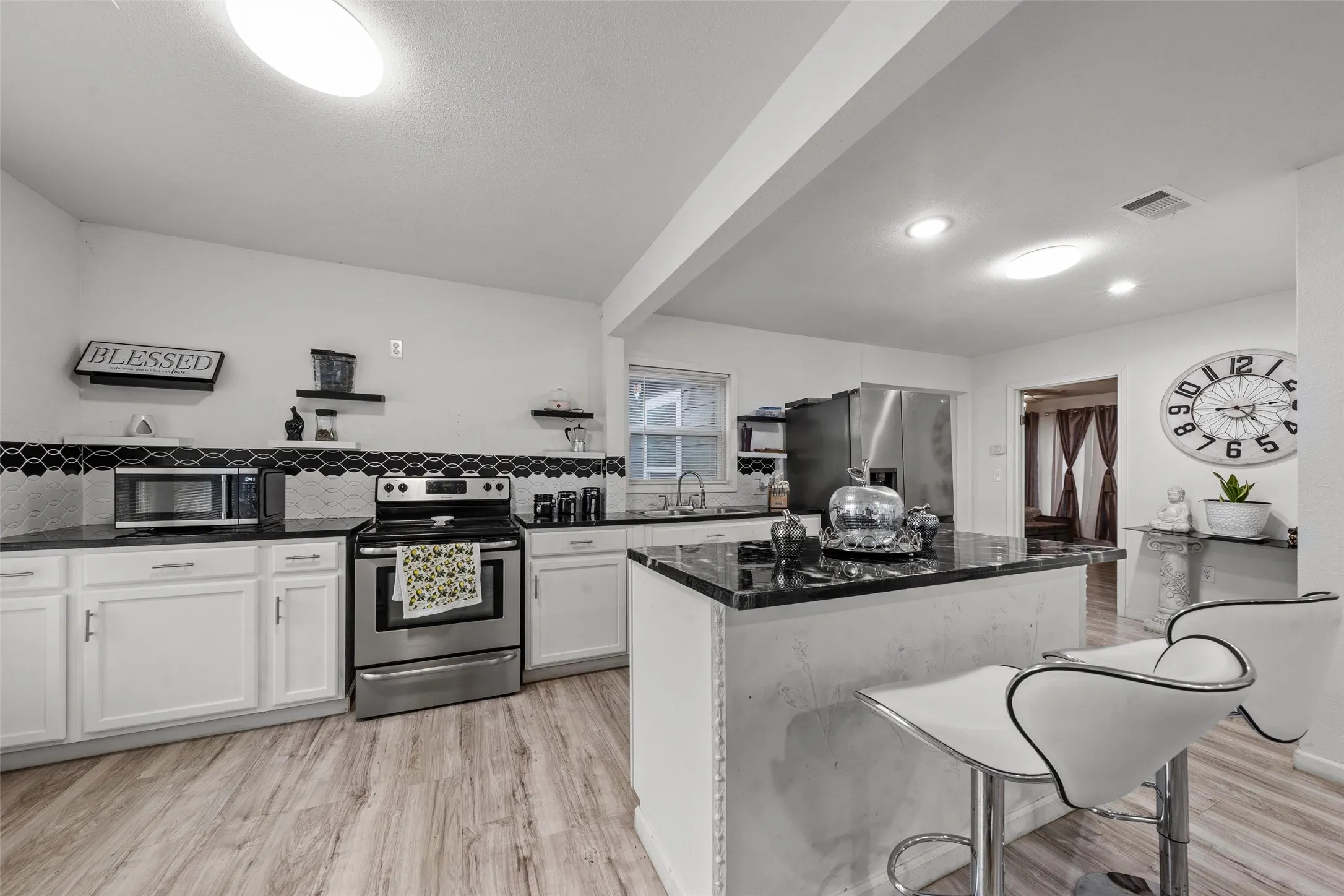 Single Family Residence For Sale in Mc Lennan County , 1401 Texas Avenue, Mart, Texas 76664, 3 Bedroom, 1 Bathroom, 1 Garage spaces, 1,404 Sqft, built in 1960, mls#21393370, Real Estate Agent in Mart, Homes For Sale in Mc Lennan county, Homes For Sale in Mart, Realtor in Mart Texas, Real Estate Brokerage Independent Realty Texas, Luminita Cordes Realtor