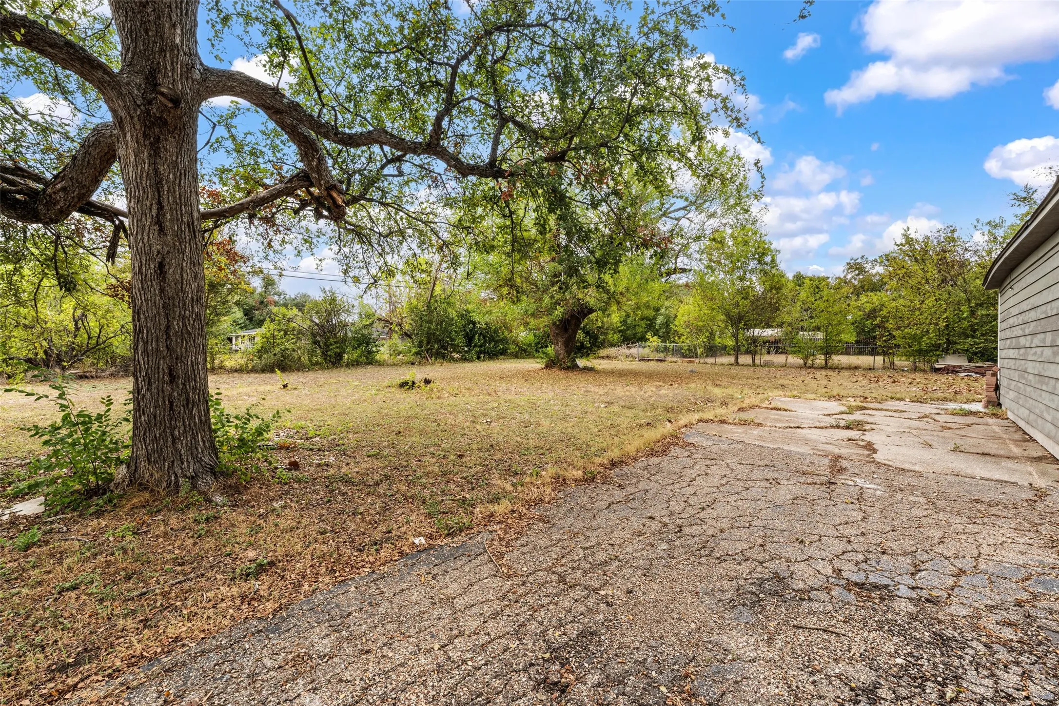 Single Family Residence For Sale in Mc Lennan County , 1401 Texas Avenue, Mart, Texas 76664, 3 Bedroom, 1 Bathroom, 1 Garage spaces, 1,404 Sqft, built in 1960, mls#21393370, Real Estate Agent in Mart, Homes For Sale in Mc Lennan county, Homes For Sale in Mart, Realtor in Mart Texas, Real Estate Brokerage Independent Realty Texas, Luminita Cordes Realtor
