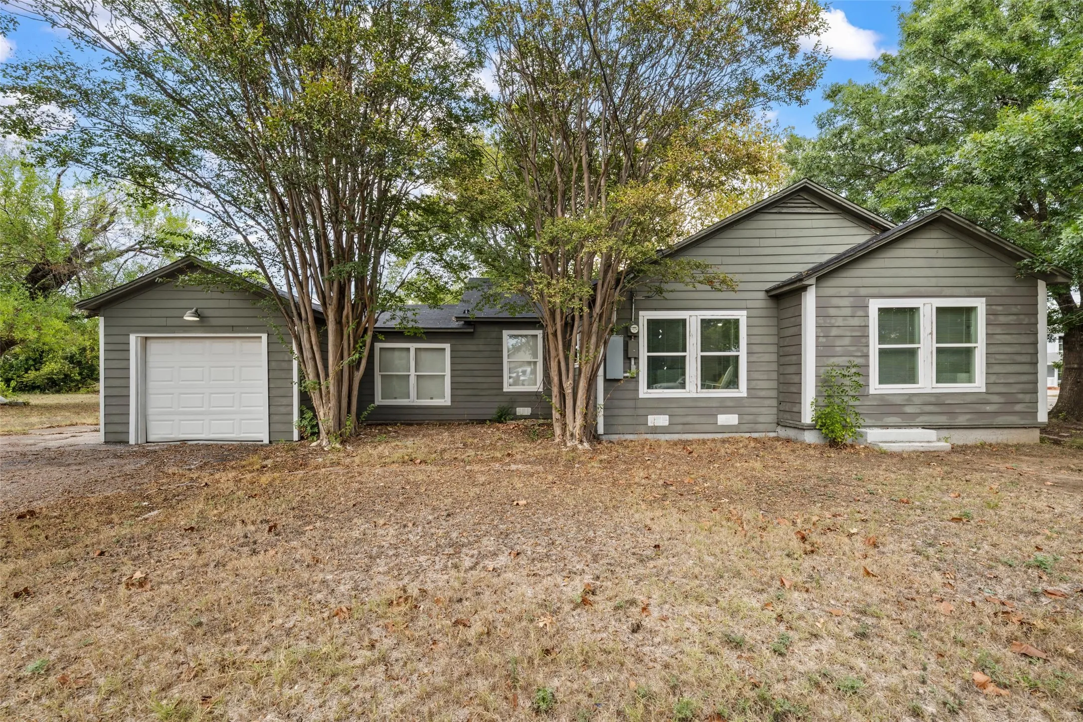 Single Family Residence For Sale in Mc Lennan County , 1401 Texas Avenue, Mart, Texas 76664, 3 Bedroom, 1 Bathroom, 1 Garage spaces, 1,404 Sqft, built in 1960, mls#21393370, Real Estate Agent in Mart, Homes For Sale in Mc Lennan county, Homes For Sale in Mart, Realtor in Mart Texas, Real Estate Brokerage Independent Realty Texas, Luminita Cordes Realtor