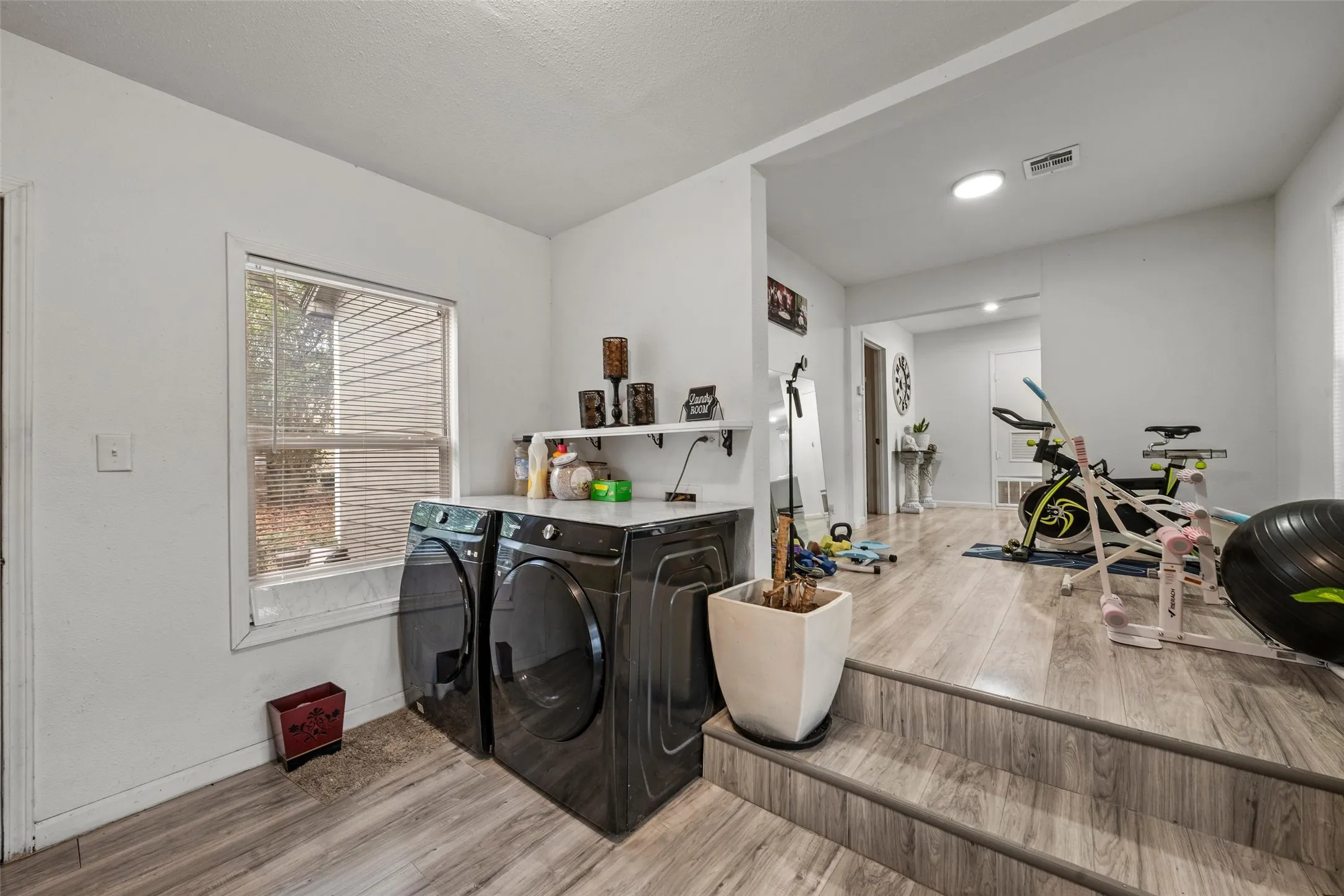 Single Family Residence For Sale in Mc Lennan County , 1401 Texas Avenue, Mart, Texas 76664, 3 Bedroom, 1 Bathroom, 1 Garage spaces, 1,404 Sqft, built in 1960, mls#21393370, Real Estate Agent in Mart, Homes For Sale in Mc Lennan county, Homes For Sale in Mart, Realtor in Mart Texas, Real Estate Brokerage Independent Realty Texas, Luminita Cordes Realtor