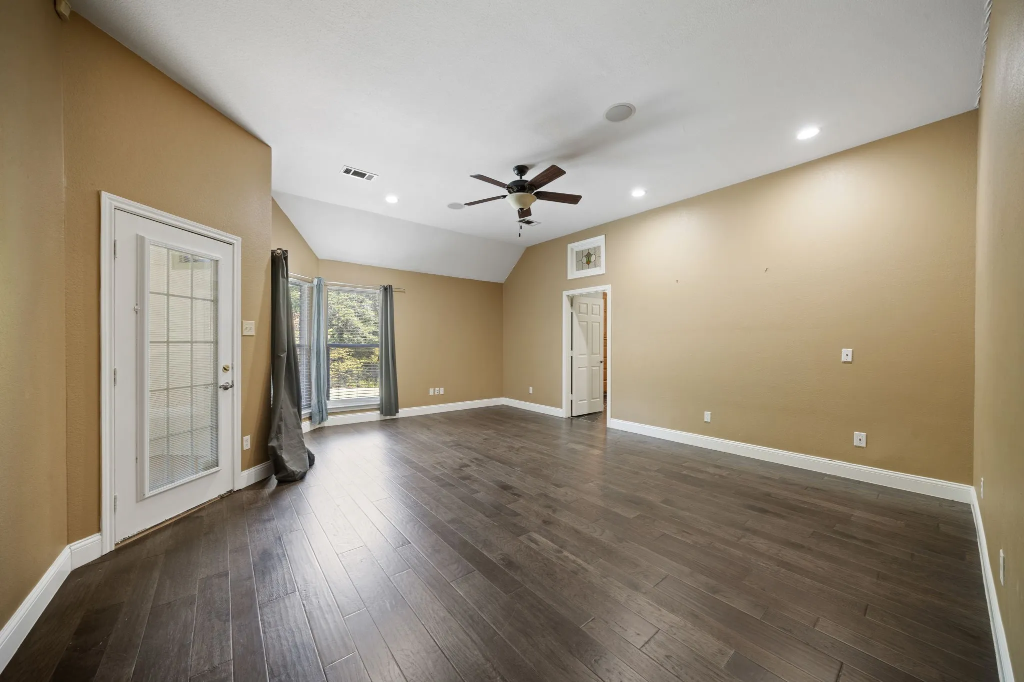Single Family Residence For Sale in Ellis County , 767 Farrar Road, Waxahachie, Texas 75165, 4 Bedroom, 3 Bathroom, Garage spaces, 3,825 Sqft, built in 1998, mls#21393955, Real Estate Agent in Waxahachie, Homes For Sale in Ellis county, Homes For Sale in Waxahachie, Realtor in Waxahachie Texas, Real Estate Brokerage Independent Realty Texas, Luminita Cordes Realtor