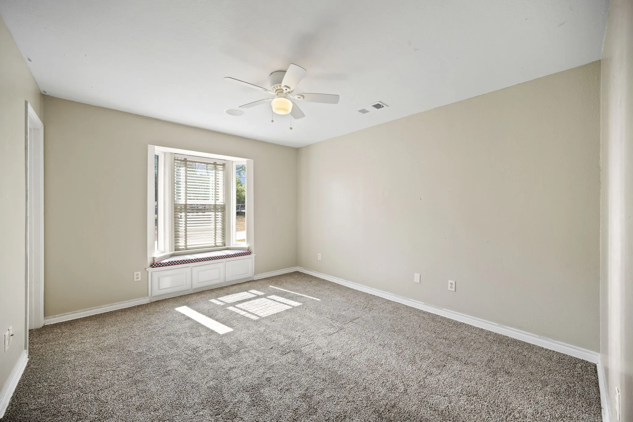 Single Family Residence For Sale in Ellis County , 767 Farrar Road, Waxahachie, Texas 75165, 4 Bedroom, 3 Bathroom, Garage spaces, 3,825 Sqft, built in 1998, mls#21393955, Real Estate Agent in Waxahachie, Homes For Sale in Ellis county, Homes For Sale in Waxahachie, Realtor in Waxahachie Texas, Real Estate Brokerage Independent Realty Texas, Luminita Cordes Realtor