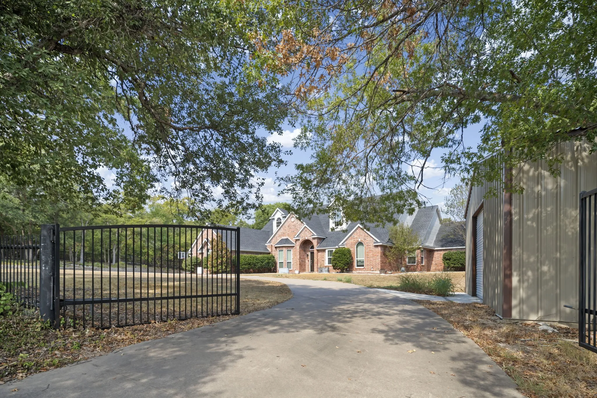 Single Family Residence For Sale in Ellis County , 767 Farrar Road, Waxahachie, Texas 75165, 4 Bedroom, 3 Bathroom, Garage spaces, 3,825 Sqft, built in 1998, mls#21393955, Real Estate Agent in Waxahachie, Homes For Sale in Ellis county, Homes For Sale in Waxahachie, Realtor in Waxahachie Texas, Real Estate Brokerage Independent Realty Texas, Luminita Cordes Realtor