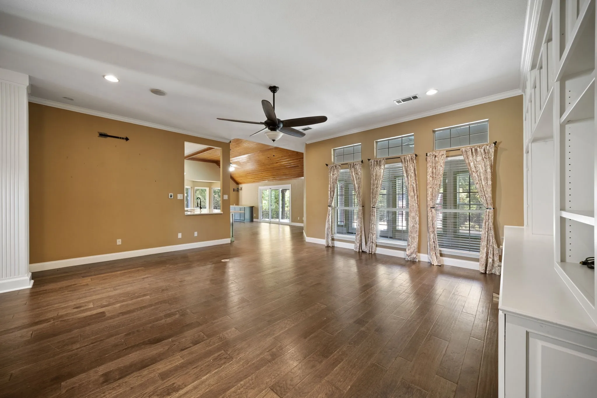Single Family Residence For Sale in Ellis County , 767 Farrar Road, Waxahachie, Texas 75165, 4 Bedroom, 3 Bathroom, Garage spaces, 3,825 Sqft, built in 1998, mls#21393955, Real Estate Agent in Waxahachie, Homes For Sale in Ellis county, Homes For Sale in Waxahachie, Realtor in Waxahachie Texas, Real Estate Brokerage Independent Realty Texas, Luminita Cordes Realtor