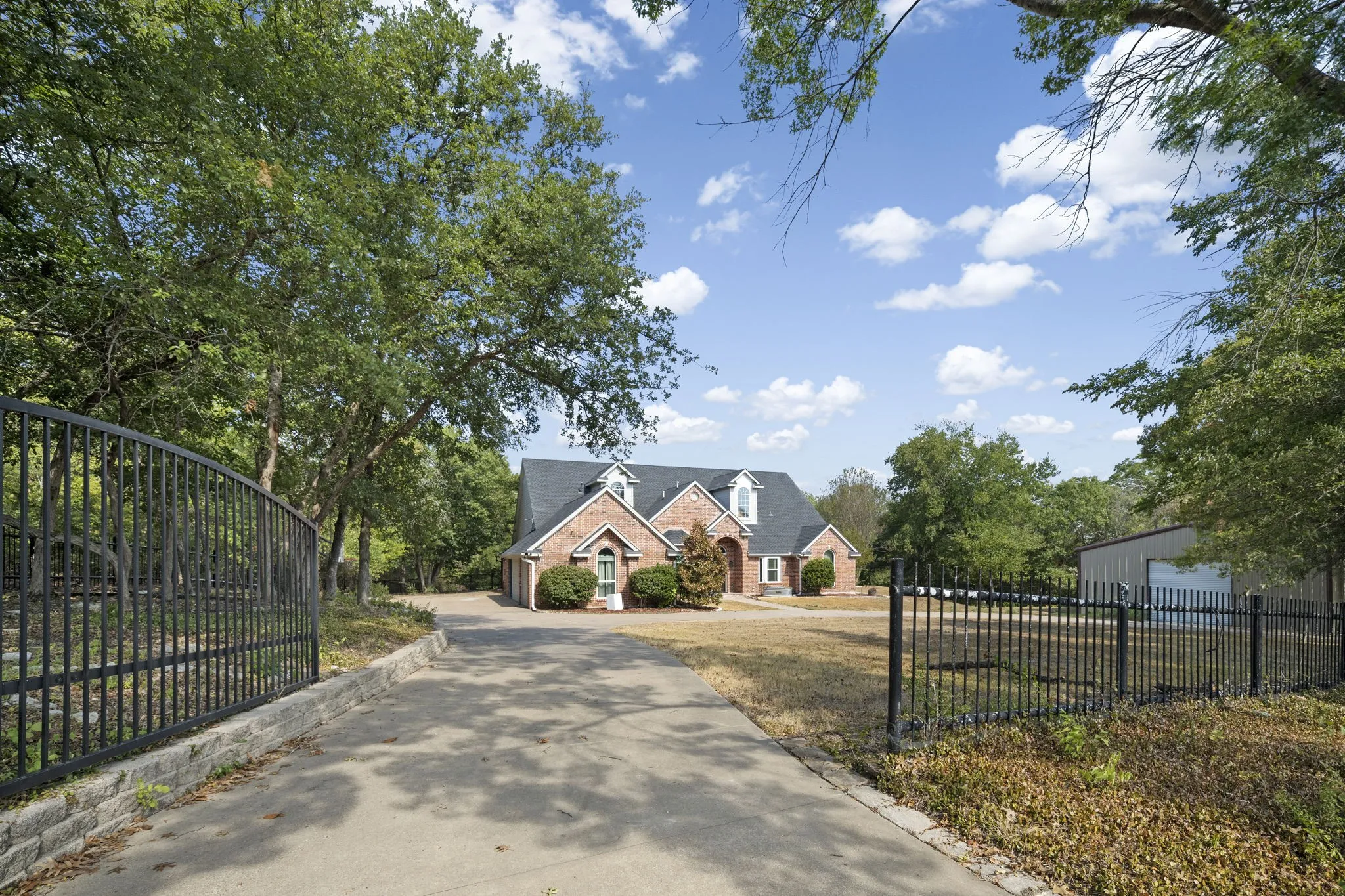 Single Family Residence For Sale in Ellis County , 767 Farrar Road, Waxahachie, Texas 75165, 4 Bedroom, 3 Bathroom, Garage spaces, 3,825 Sqft, built in 1998, mls#21393955, Real Estate Agent in Waxahachie, Homes For Sale in Ellis county, Homes For Sale in Waxahachie, Realtor in Waxahachie Texas, Real Estate Brokerage Independent Realty Texas, Luminita Cordes Realtor