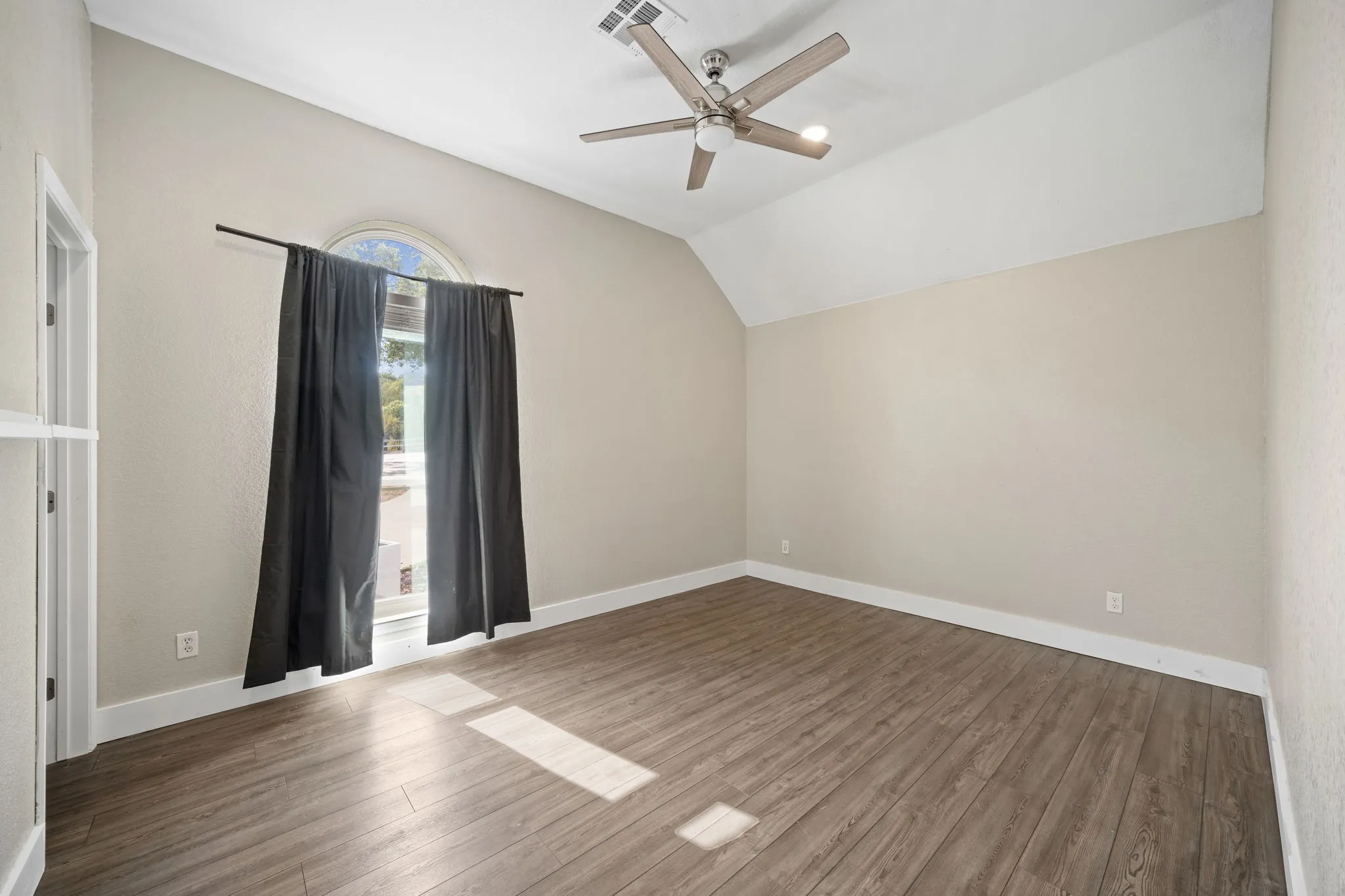 Single Family Residence For Sale in Ellis County , 767 Farrar Road, Waxahachie, Texas 75165, 4 Bedroom, 3 Bathroom, Garage spaces, 3,825 Sqft, built in 1998, mls#21393955, Real Estate Agent in Waxahachie, Homes For Sale in Ellis county, Homes For Sale in Waxahachie, Realtor in Waxahachie Texas, Real Estate Brokerage Independent Realty Texas, Luminita Cordes Realtor