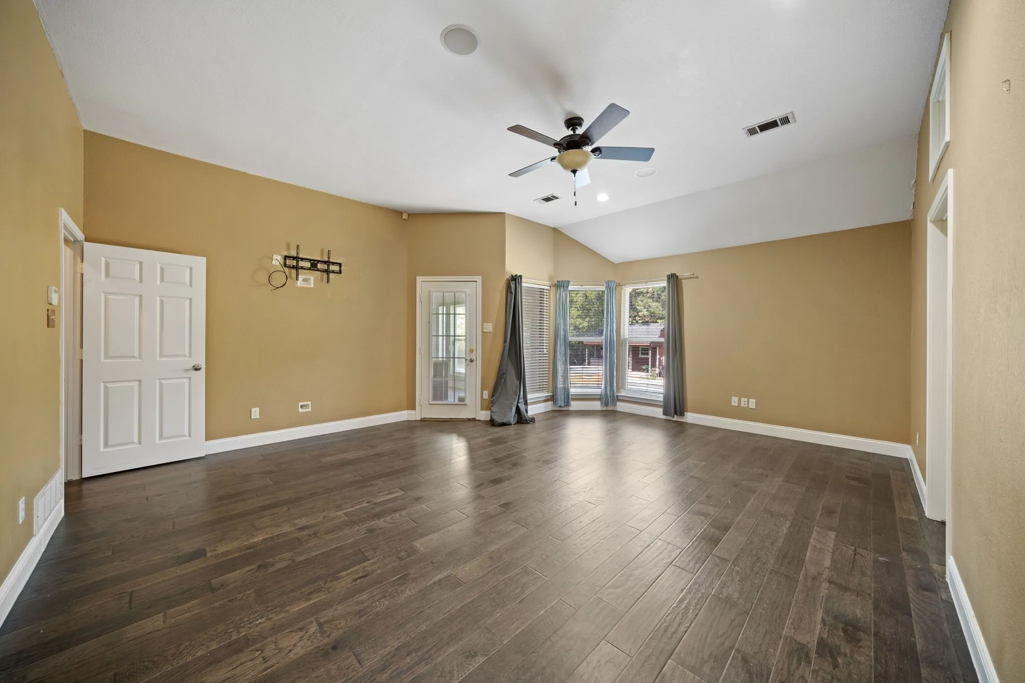 Single Family Residence For Sale in Ellis County , 767 Farrar Road, Waxahachie, Texas 75165, 4 Bedroom, 3 Bathroom, Garage spaces, 3,825 Sqft, built in 1998, mls#21393955, Real Estate Agent in Waxahachie, Homes For Sale in Ellis county, Homes For Sale in Waxahachie, Realtor in Waxahachie Texas, Real Estate Brokerage Independent Realty Texas, Luminita Cordes Realtor