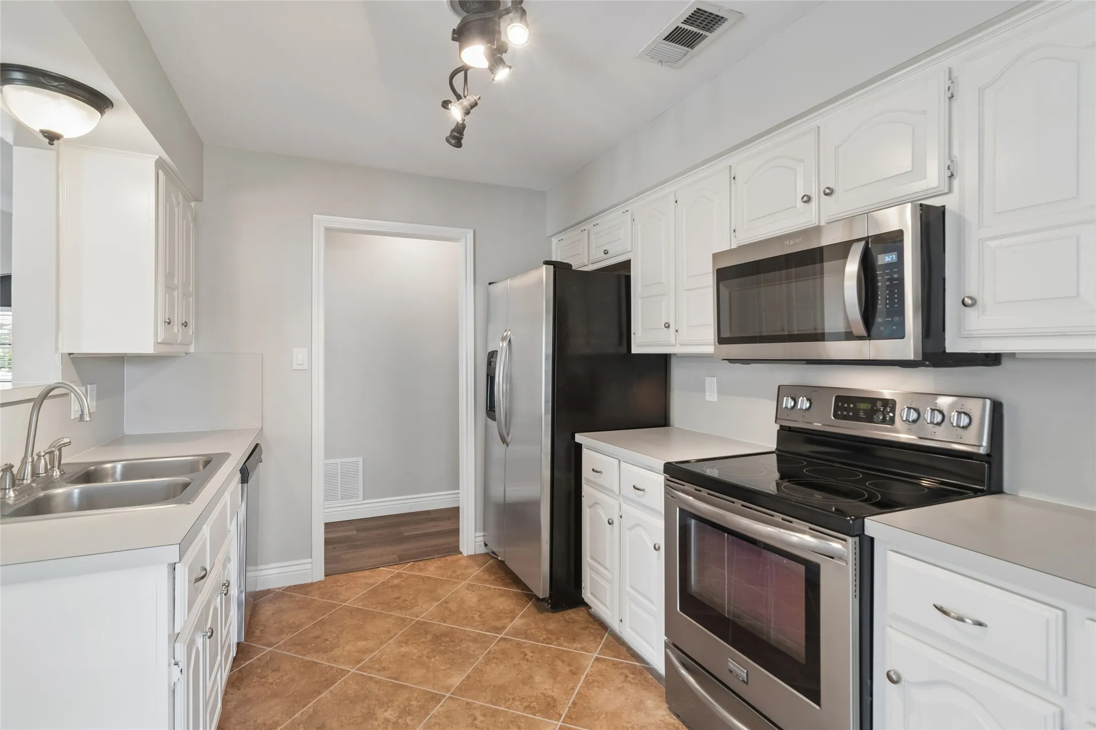 Single Family Residence For Sale in Collin County , 412 Kylie Lane, Wylie, Texas 75098, 3 Bedroom, 2 Bathroom, 2 Garage spaces, 1,414 Sqft, built in 1987, mls#21045024, Real Estate Agent in Wylie, Homes For Sale in Collin county, Homes For Sale in Wylie, Realtor in Wylie Texas, Real Estate Brokerage Independent Realty Texas, Luminita Cordes Realtor