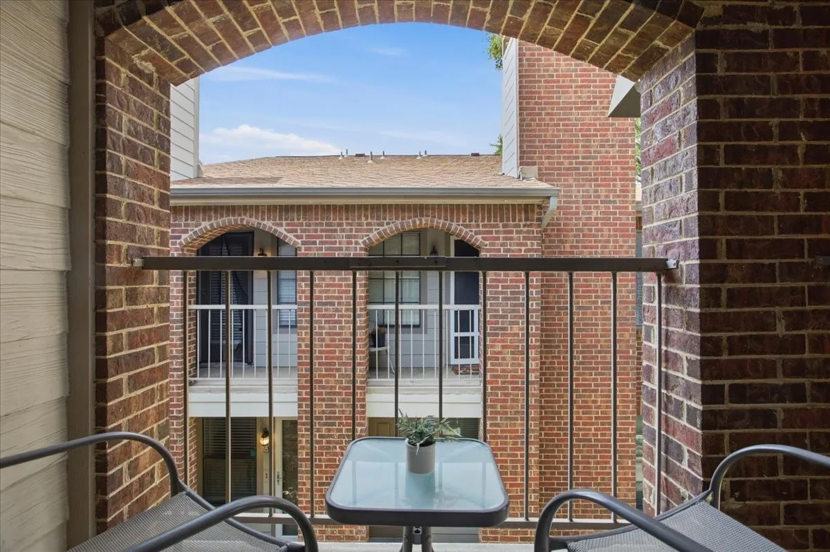 Condominium For Sale in Tarrant County , 3205 Donnelly 202, Fort Worth, Texas 76107, 2 Bedroom, 3 Bathroom, Garage spaces, 1,206 Sqft, built in 1985, mls#21395289, Real Estate Agent in Fort Worth, Homes For Sale in Tarrant county, Homes For Sale in Fort Worth, Realtor in Fort Worth Texas, Real Estate Brokerage Independent Realty Texas, Luminita Cordes Realtor