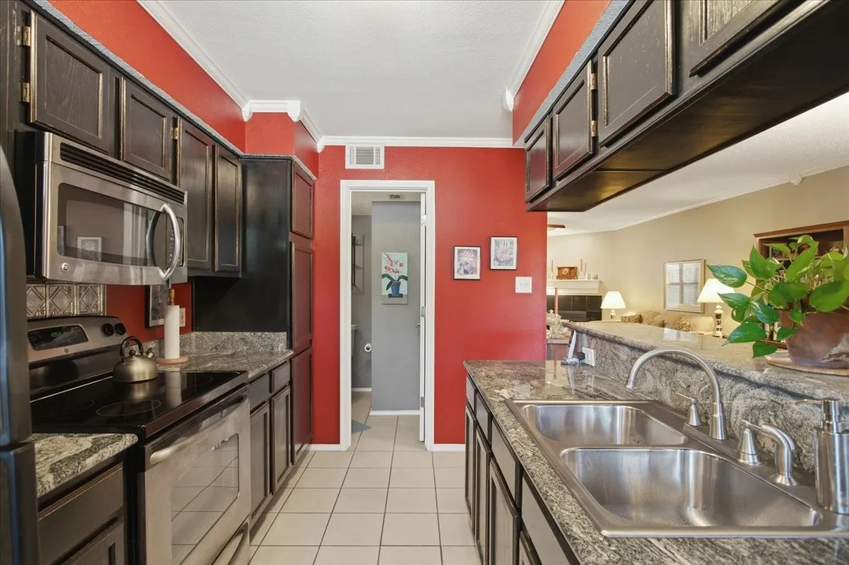Condominium For Sale in Tarrant County , 3205 Donnelly 202, Fort Worth, Texas 76107, 2 Bedroom, 3 Bathroom, Garage spaces, 1,206 Sqft, built in 1985, mls#21395289, Real Estate Agent in Fort Worth, Homes For Sale in Tarrant county, Homes For Sale in Fort Worth, Realtor in Fort Worth Texas, Real Estate Brokerage Independent Realty Texas, Luminita Cordes Realtor