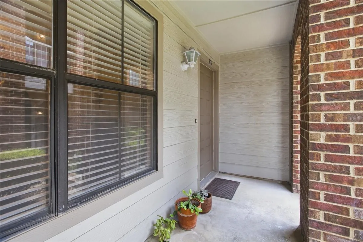 Condominium For Sale in Tarrant County , 3205 Donnelly 202, Fort Worth, Texas 76107, 2 Bedroom, 3 Bathroom, Garage spaces, 1,206 Sqft, built in 1985, mls#21395289, Real Estate Agent in Fort Worth, Homes For Sale in Tarrant county, Homes For Sale in Fort Worth, Realtor in Fort Worth Texas, Real Estate Brokerage Independent Realty Texas, Luminita Cordes Realtor