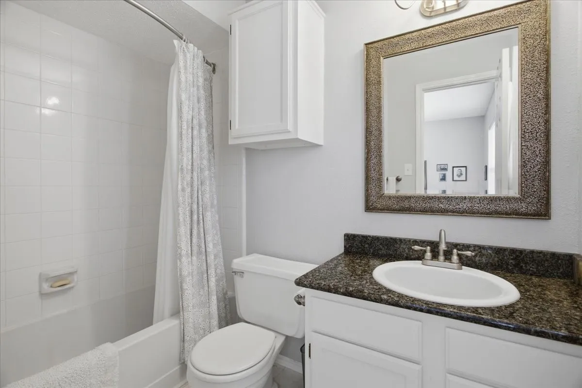 Condominium For Sale in Tarrant County , 3205 Donnelly 202, Fort Worth, Texas 76107, 2 Bedroom, 3 Bathroom, Garage spaces, 1,206 Sqft, built in 1985, mls#21395289, Real Estate Agent in Fort Worth, Homes For Sale in Tarrant county, Homes For Sale in Fort Worth, Realtor in Fort Worth Texas, Real Estate Brokerage Independent Realty Texas, Luminita Cordes Realtor
