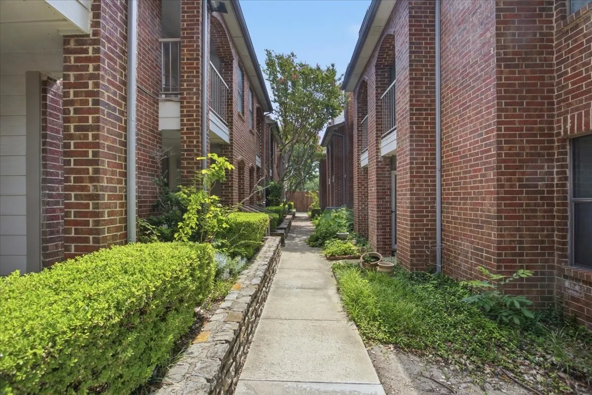 Condominium For Sale in Tarrant County , 3205 Donnelly 202, Fort Worth, Texas 76107, 2 Bedroom, 3 Bathroom, Garage spaces, 1,206 Sqft, built in 1985, mls#21395289, Real Estate Agent in Fort Worth, Homes For Sale in Tarrant county, Homes For Sale in Fort Worth, Realtor in Fort Worth Texas, Real Estate Brokerage Independent Realty Texas, Luminita Cordes Realtor