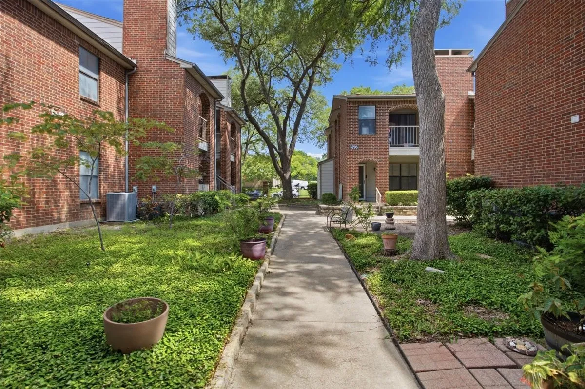 Condominium For Sale in Tarrant County , 3205 Donnelly 202, Fort Worth, Texas 76107, 2 Bedroom, 3 Bathroom, Garage spaces, 1,206 Sqft, built in 1985, mls#21395289, Real Estate Agent in Fort Worth, Homes For Sale in Tarrant county, Homes For Sale in Fort Worth, Realtor in Fort Worth Texas, Real Estate Brokerage Independent Realty Texas, Luminita Cordes Realtor